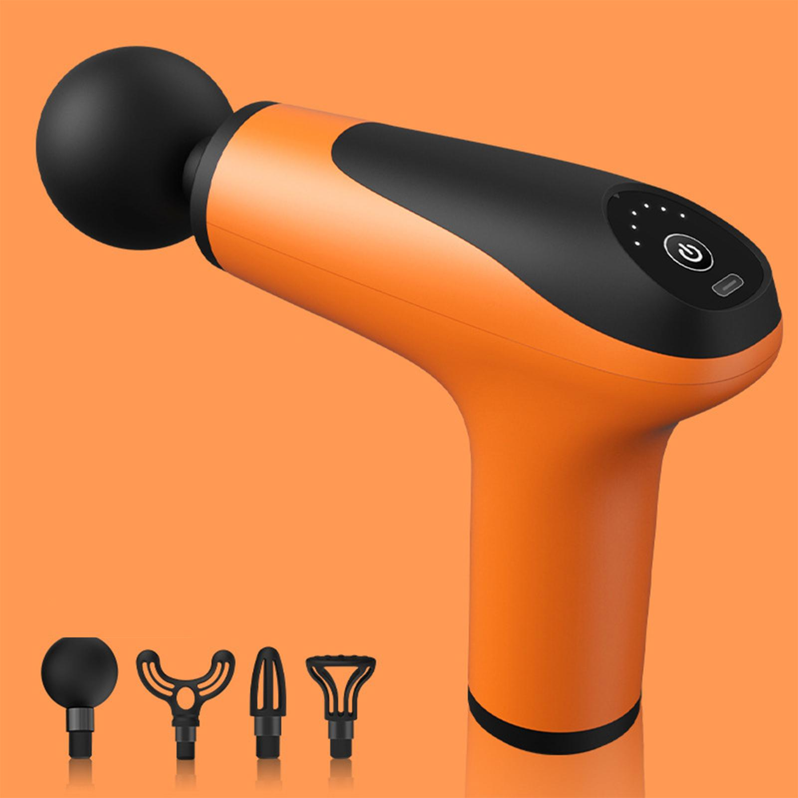 Eine orangefarbene und schwarze Massagepistole mit vier Aufsätzen vor orangefarbenem Hintergrund.