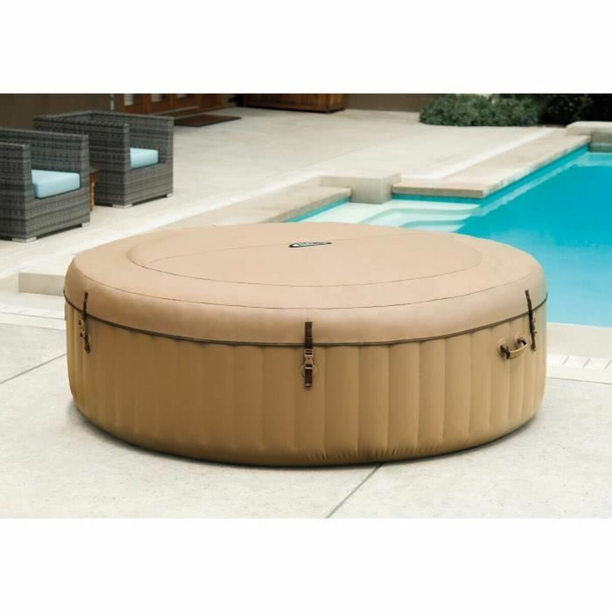 Aufblasbarer Whirlpool mit geschlossenem Deckel, beige, nahe am Pool.