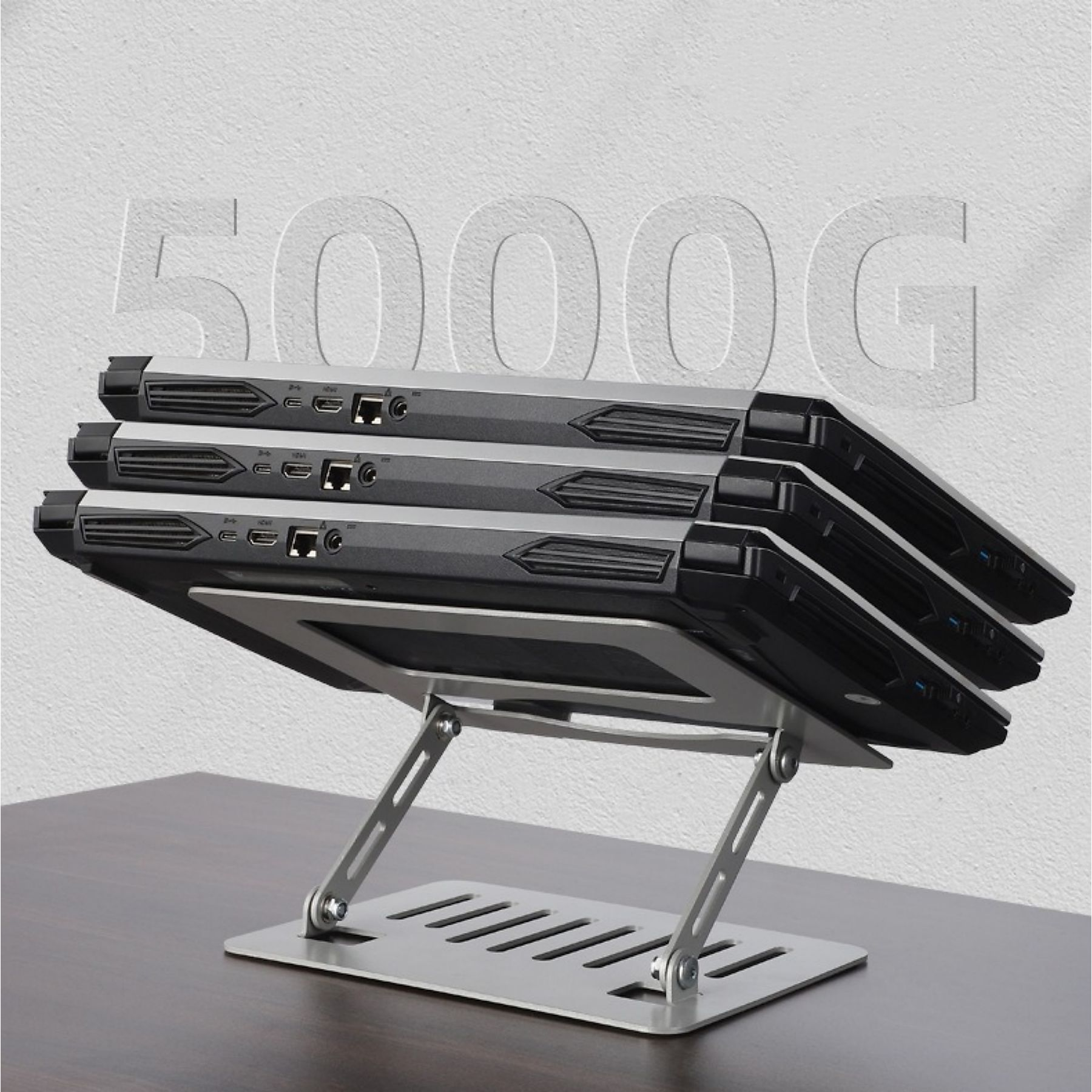 Silberner Laptopständer, der drei Laptops hält, mit dem Text 5000G oben.