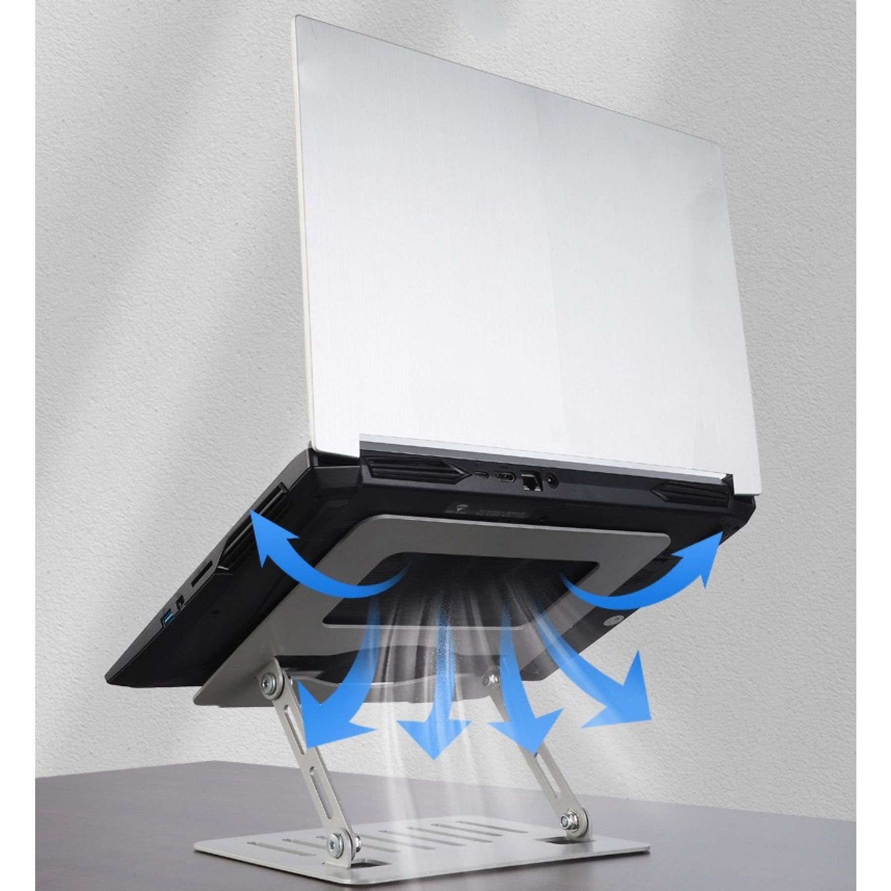 Laptop auf einem silbernen Laptop-Ständer mit blauem Pfeil, der den Luftstrom zeigt, auf einem Schreibtisch.