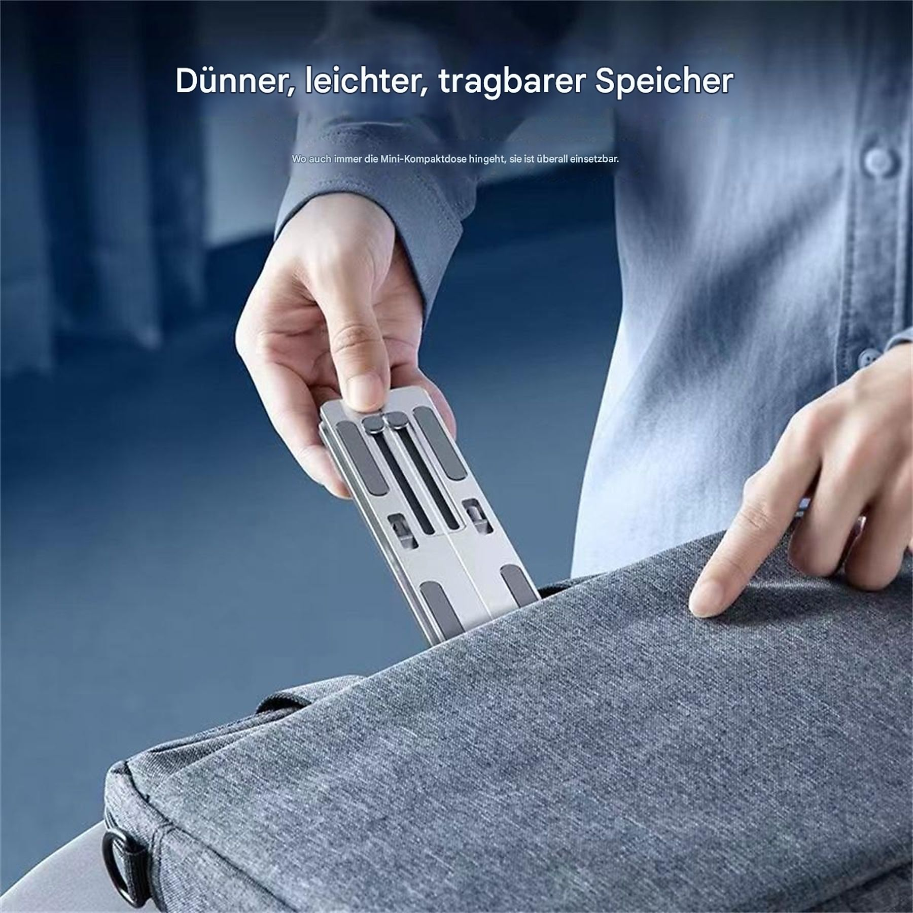Ständer gefaltet in einer Tasche. Hintergrund: blau. Vordergrund: Hand, Tasche, Ständer.