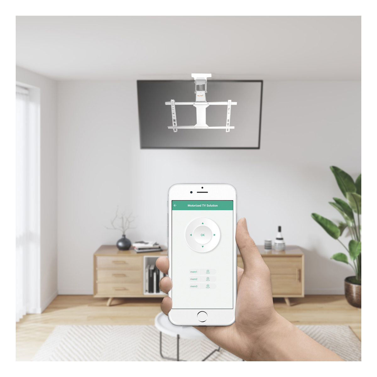 Eine Hand, die ein Smartphone mit einer TV-Steuerungsoberfläche hält.
