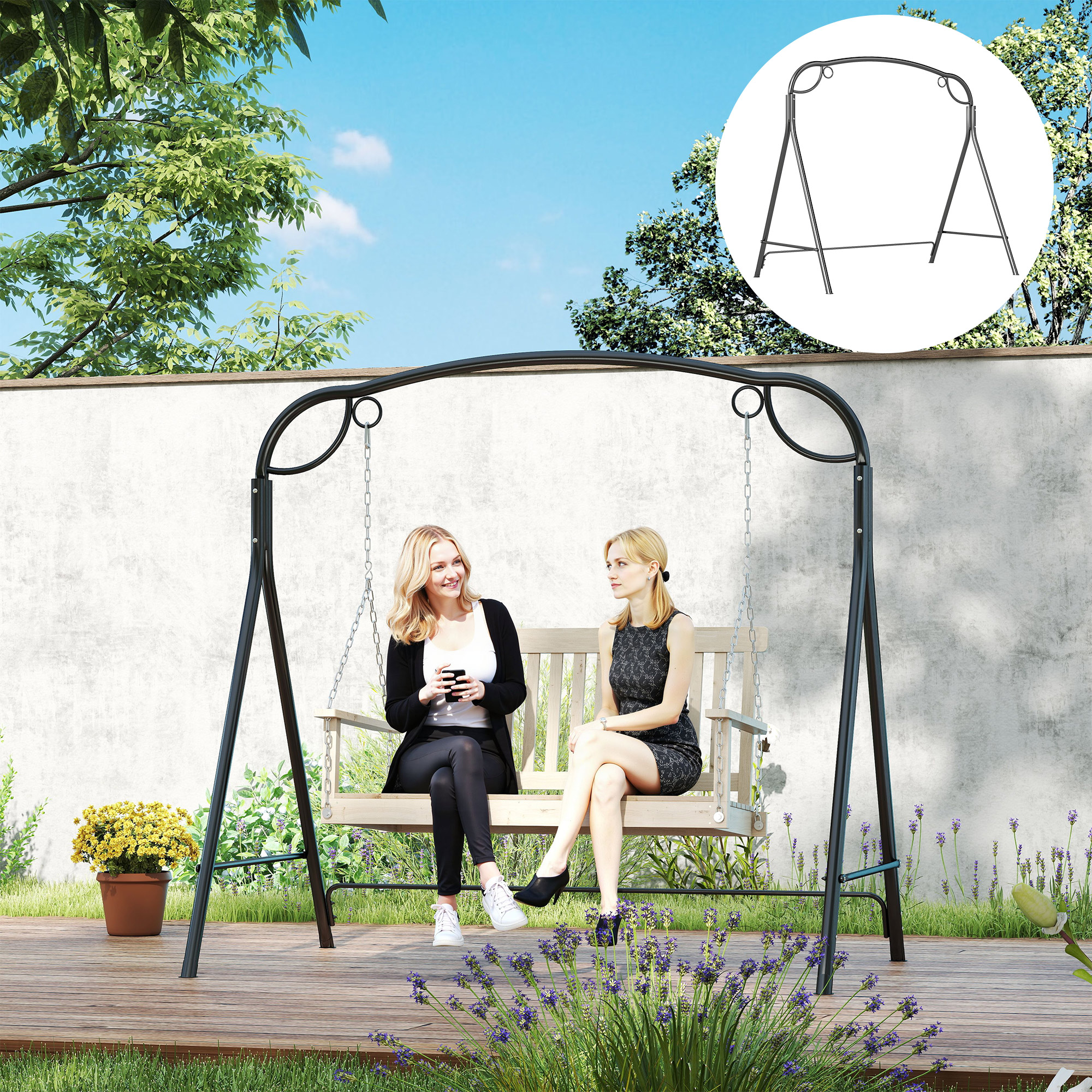 Dos mujeres se sientan en un columpio de metal negro con asiento de madera en un jardín.