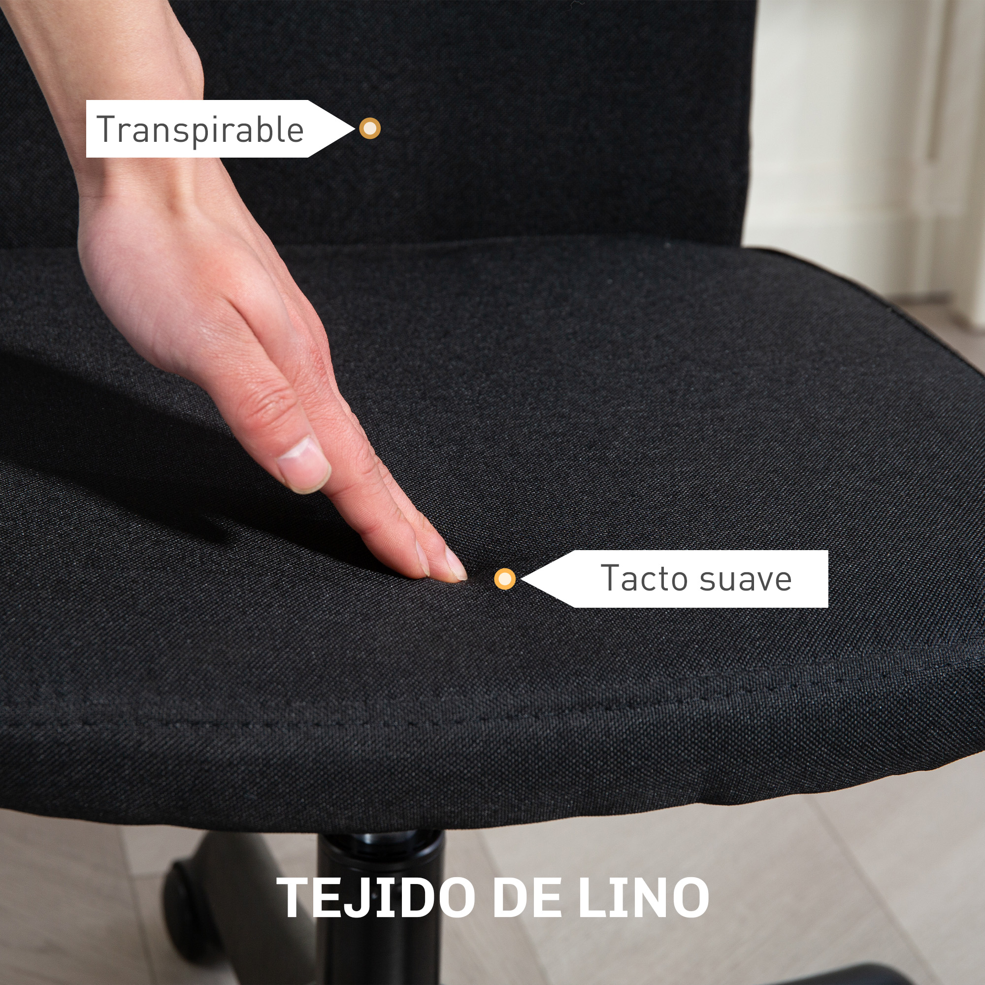 Una mano toca una silla negra con etiquetas 'Transpirable', 'Tacto suave' y 'TEJIDO DE LINO'.