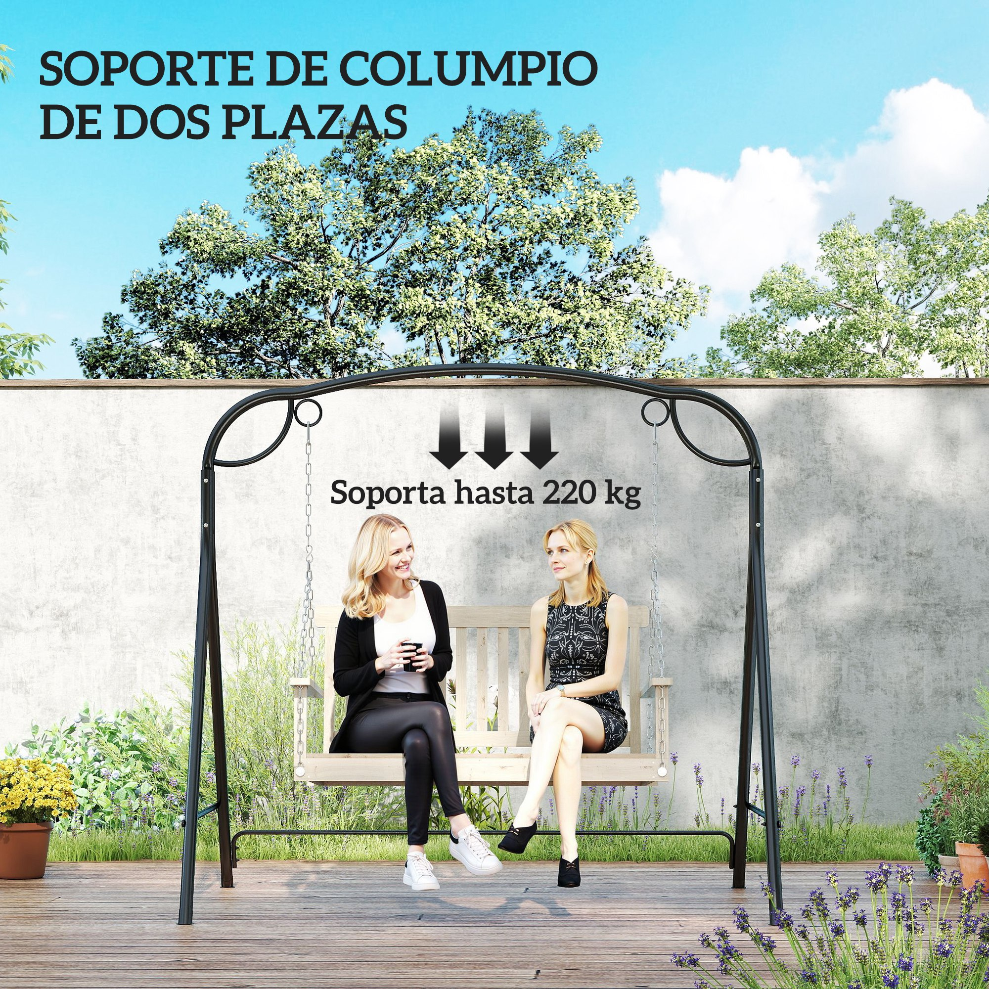 Dos mujeres se sientan en un columpio de metal negro con asiento de madera en un jardín.