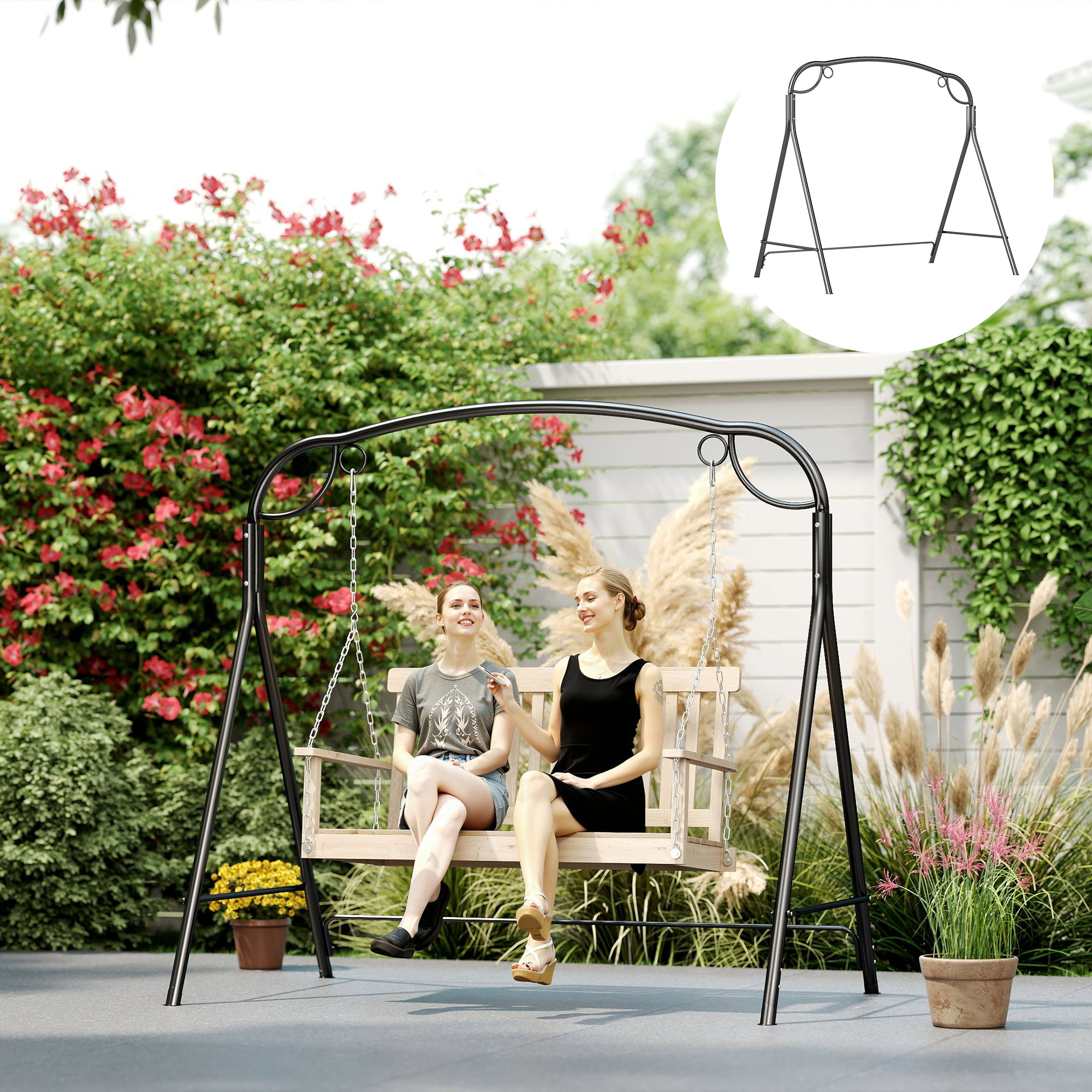 Dos mujeres sentadas en un columpio de madera. Las plantas y flores las rodean.