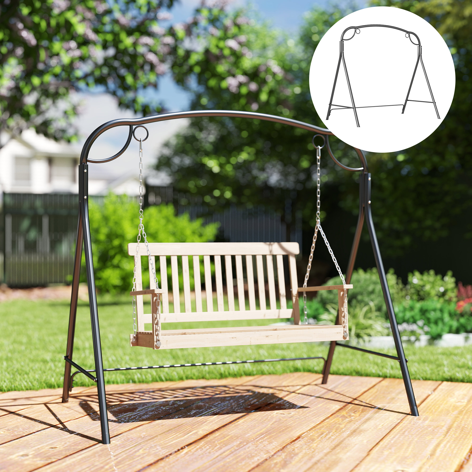 Un columpio negro con asiento de madera cuelga en un jardín.