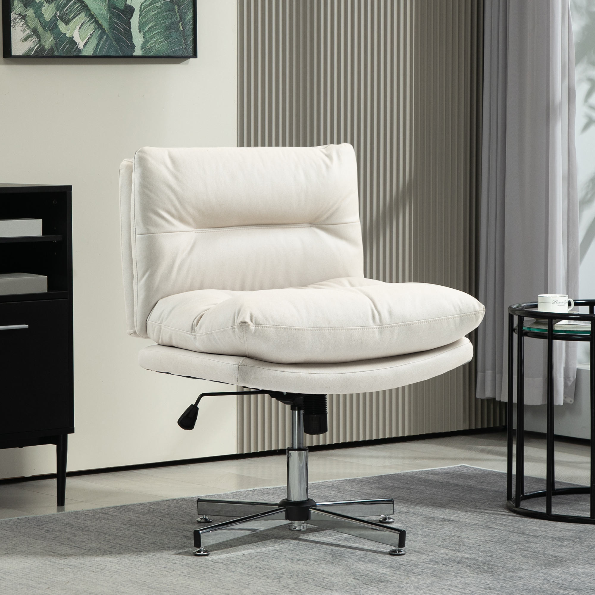 Silla de oficina acolchada beige con base cromada, en una habitación con decoración.