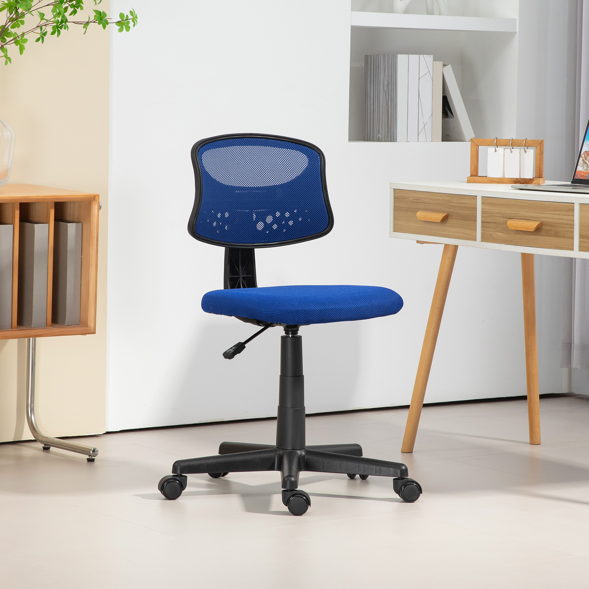 Una silla de oficina con respaldo de malla azul frente a una pared y escritorio blancos. Base y ruedas negras.