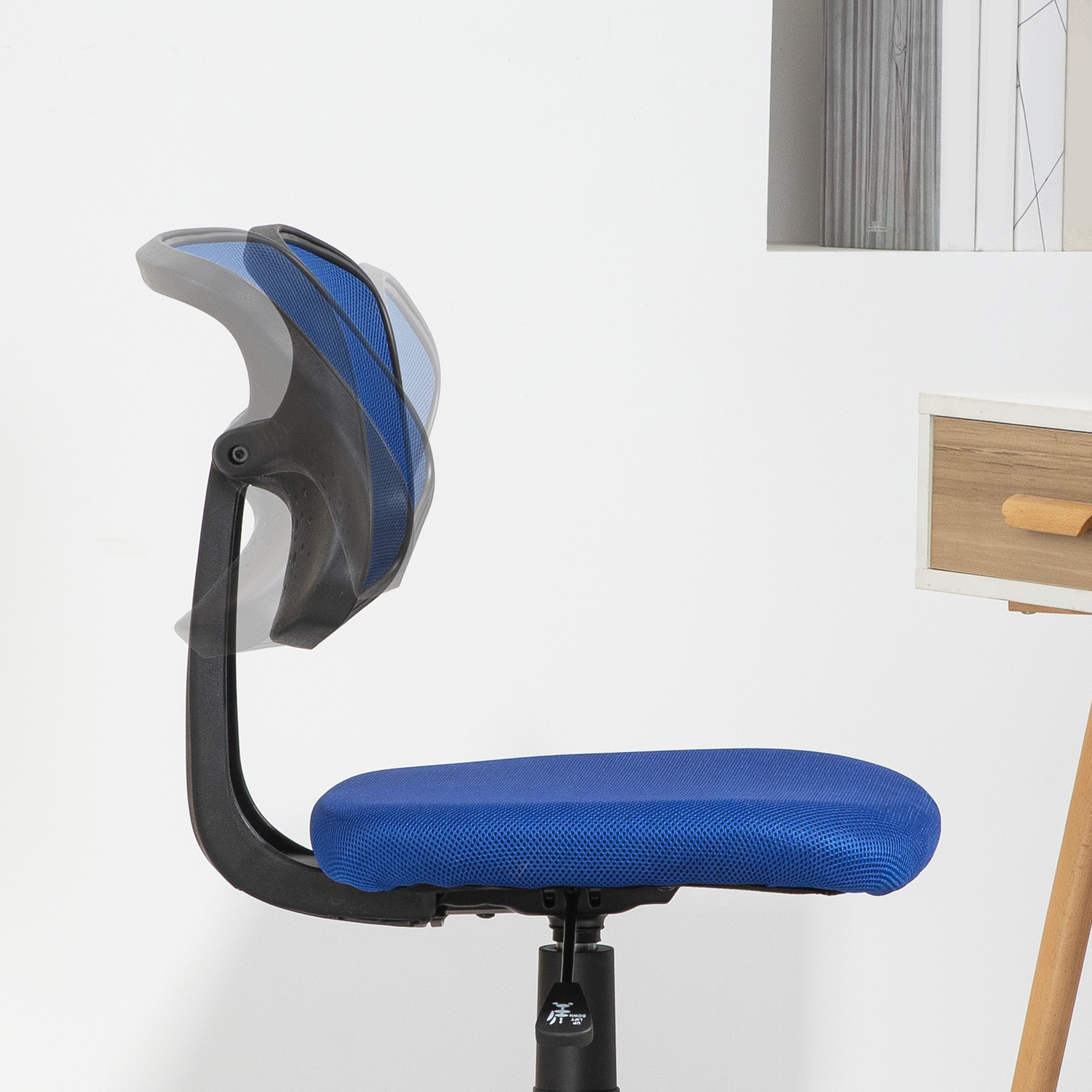 Silla de oficina azul con marco negro y fondo blanco. Un escritorio con un cajón de madera en el fondo.
