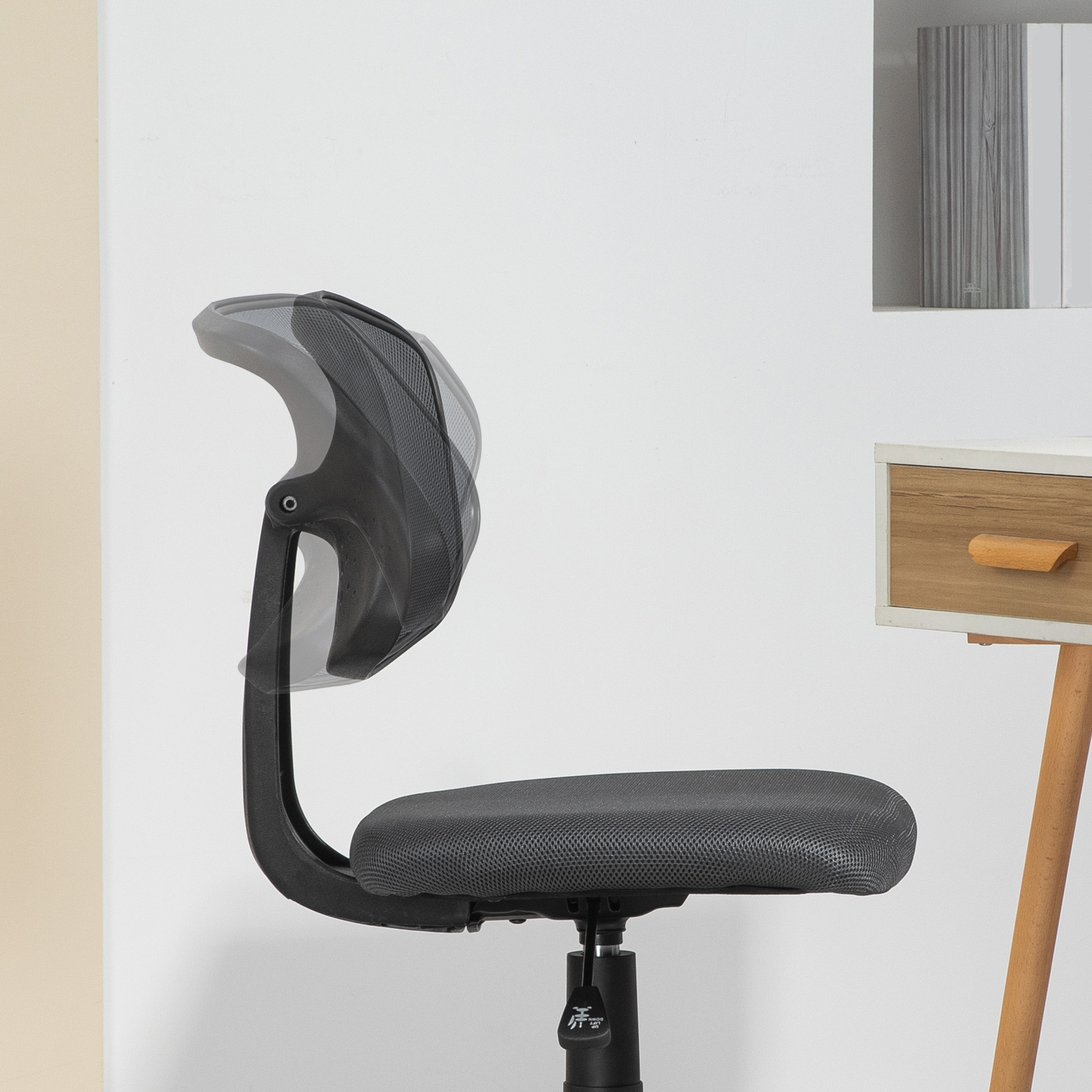 Silla de oficina negra y gris con respaldo ajustable. El respaldo es de malla y se puede mover.