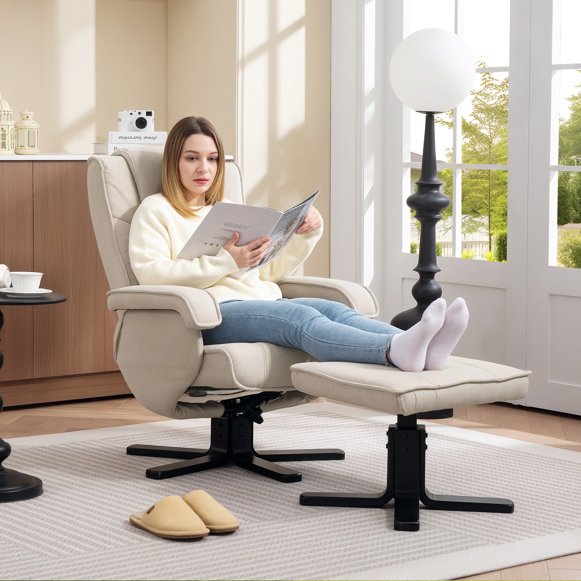 Mujer leyendo en sillón reclinable beige con reposapiés, en habitación con lámpara de pie y ventana.