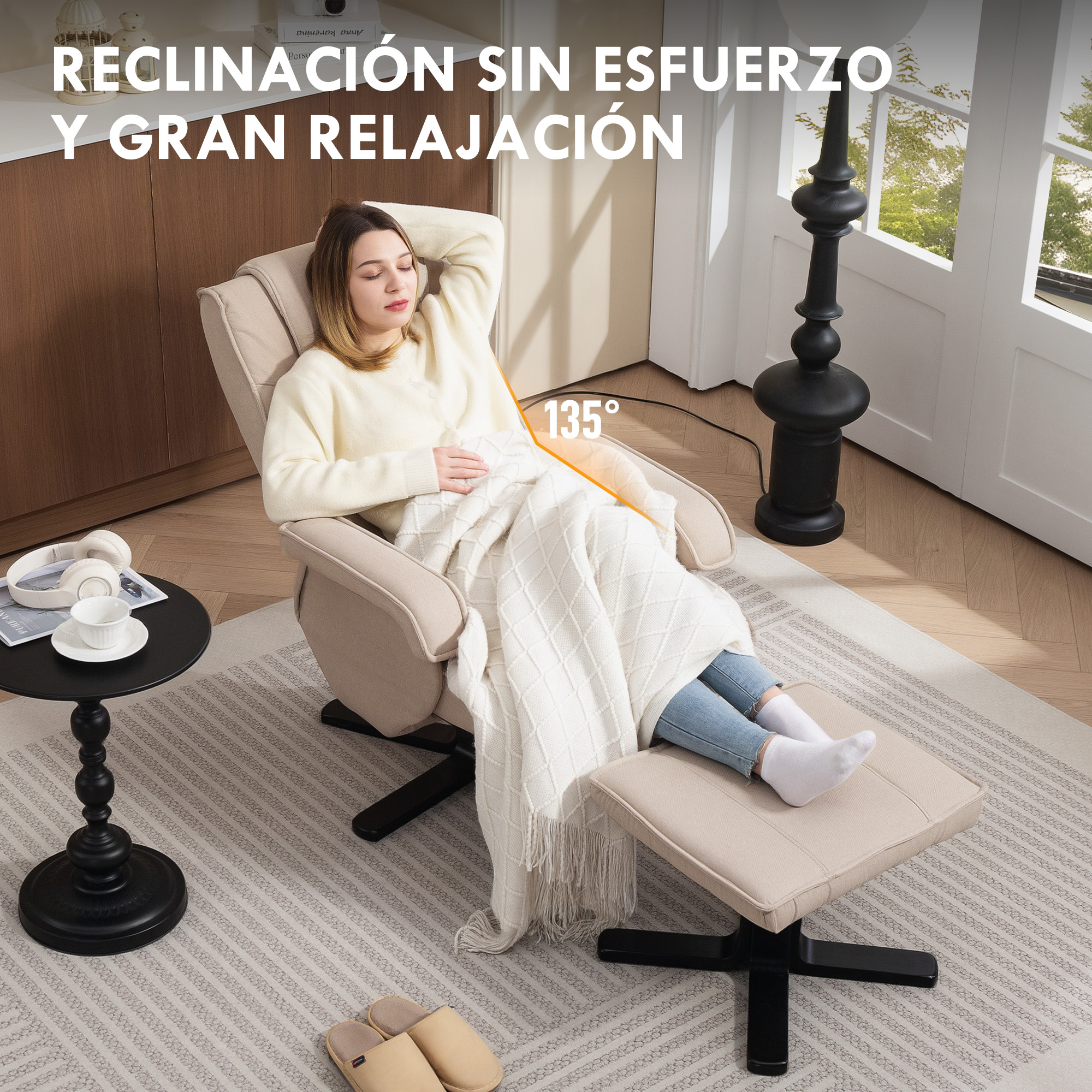 Mujer relajándose en sillón reclinable con reposapiés, en habitación con lámpara y mesa pequeña.