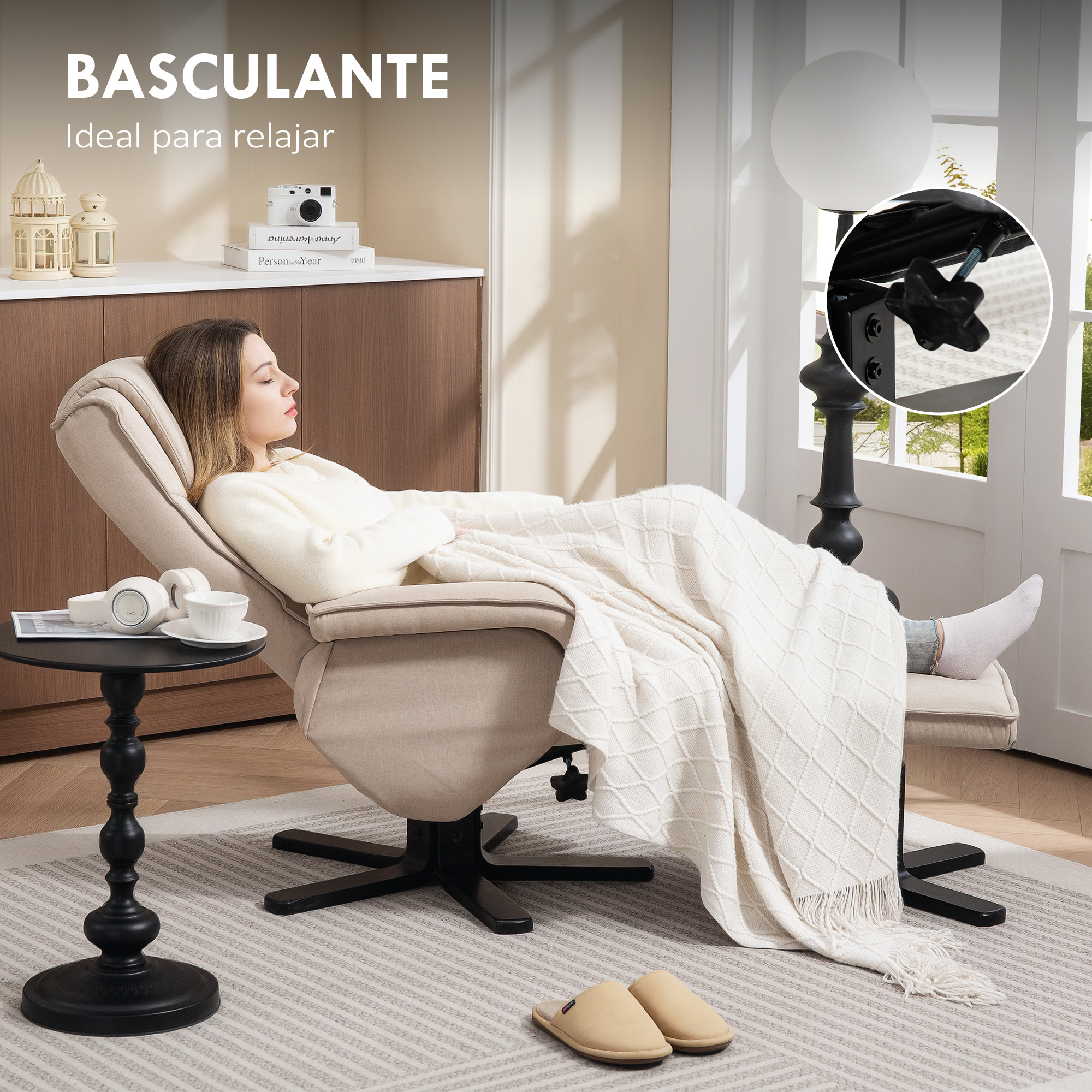 Mujer relajándose en sillón reclinable con manta y reposapiés, con mesa pequeña y lámpara.