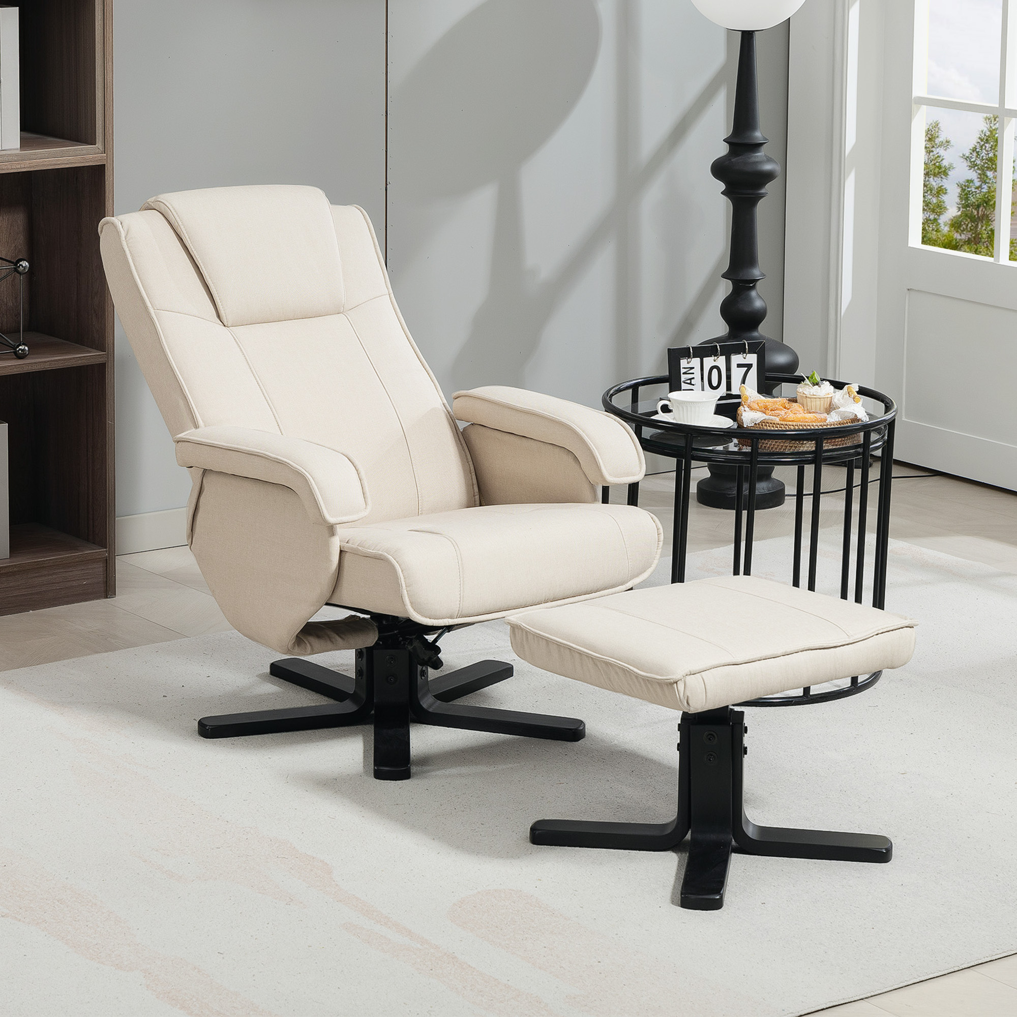 Sillón reclinable color crema con reposapiés, en una habitación con lámpara, mesa y ventana.