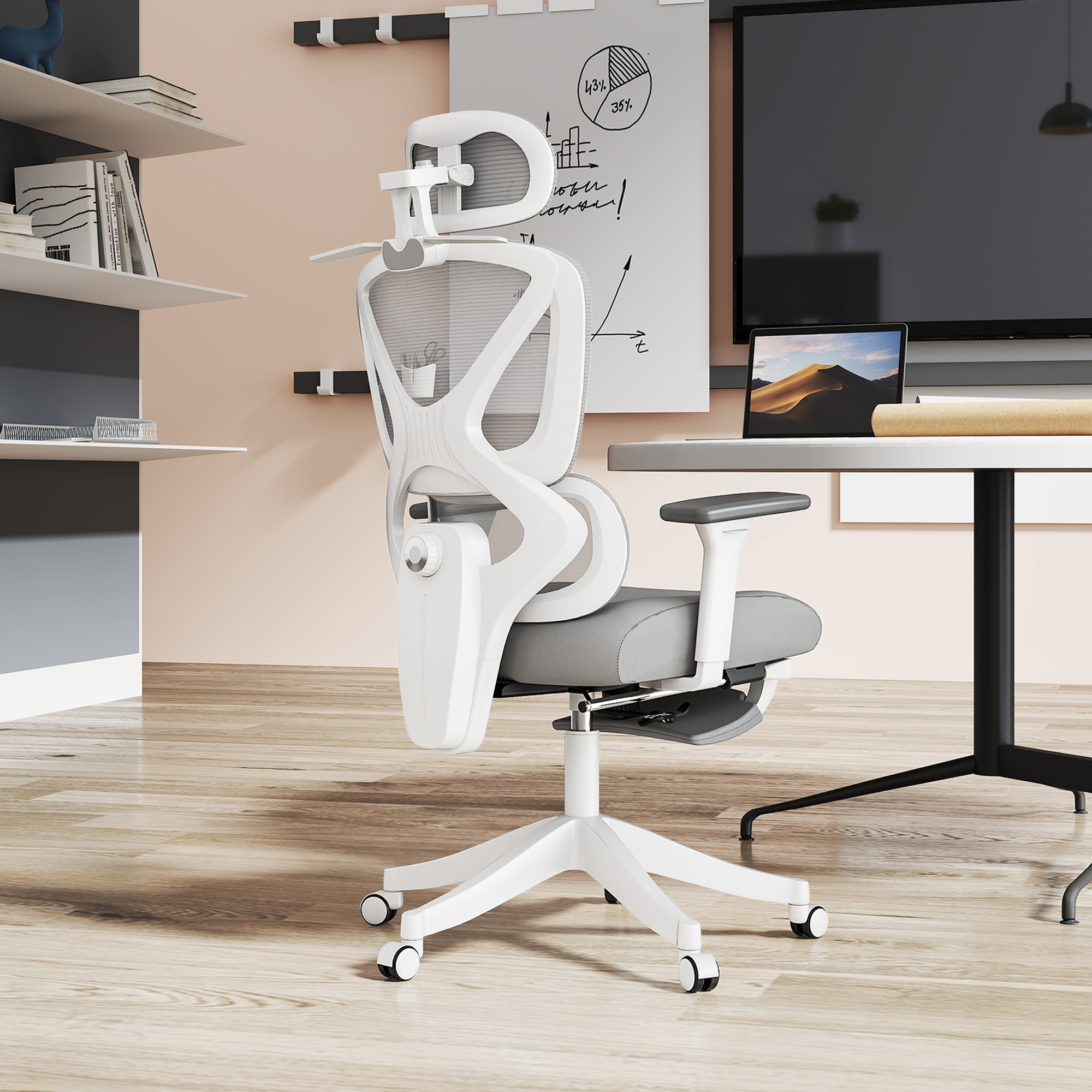 Silla de oficina blanca con respaldo de malla. La mujer está sentada, hay un portátil, una pizarra y un monitor.