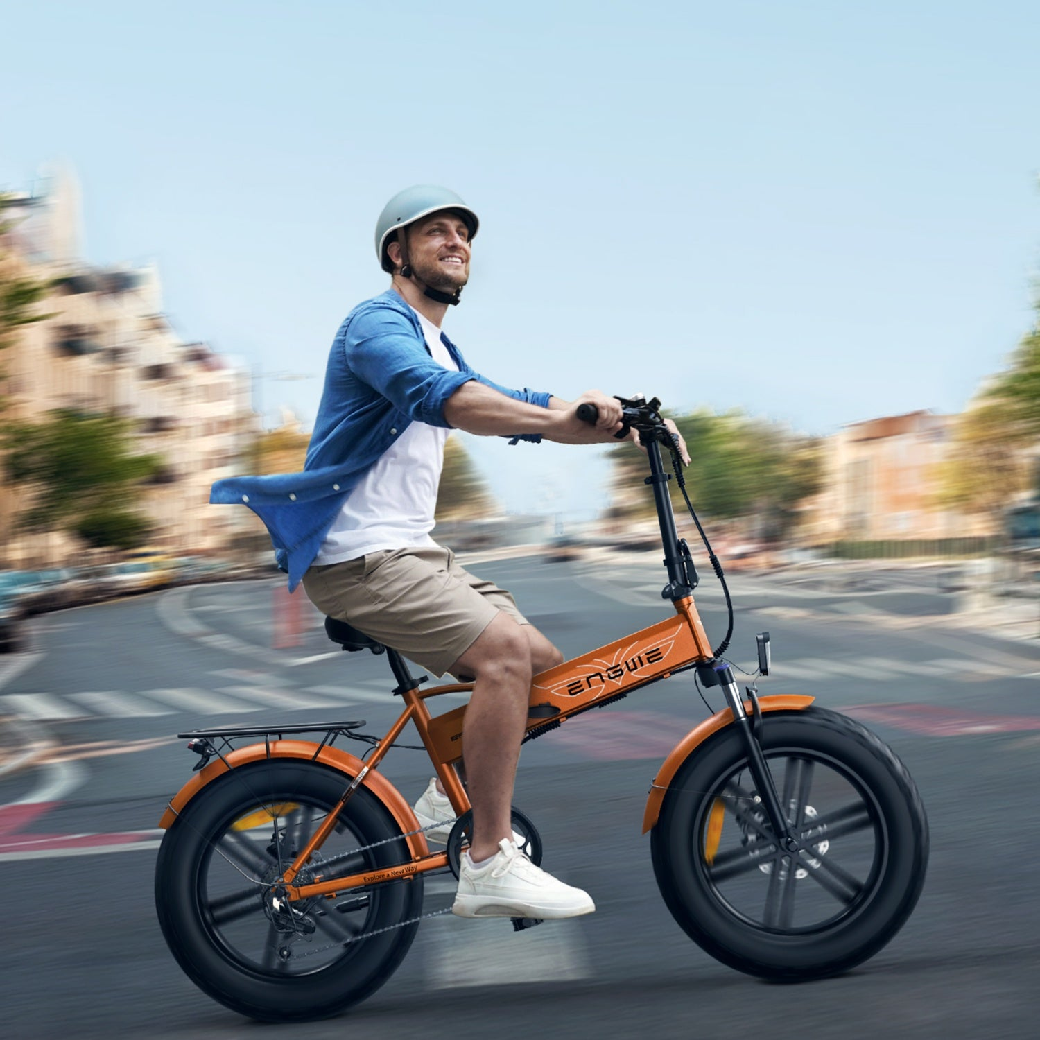 Un hombre con casco monta una bicicleta eléctrica naranja en una calle de la ciudad.