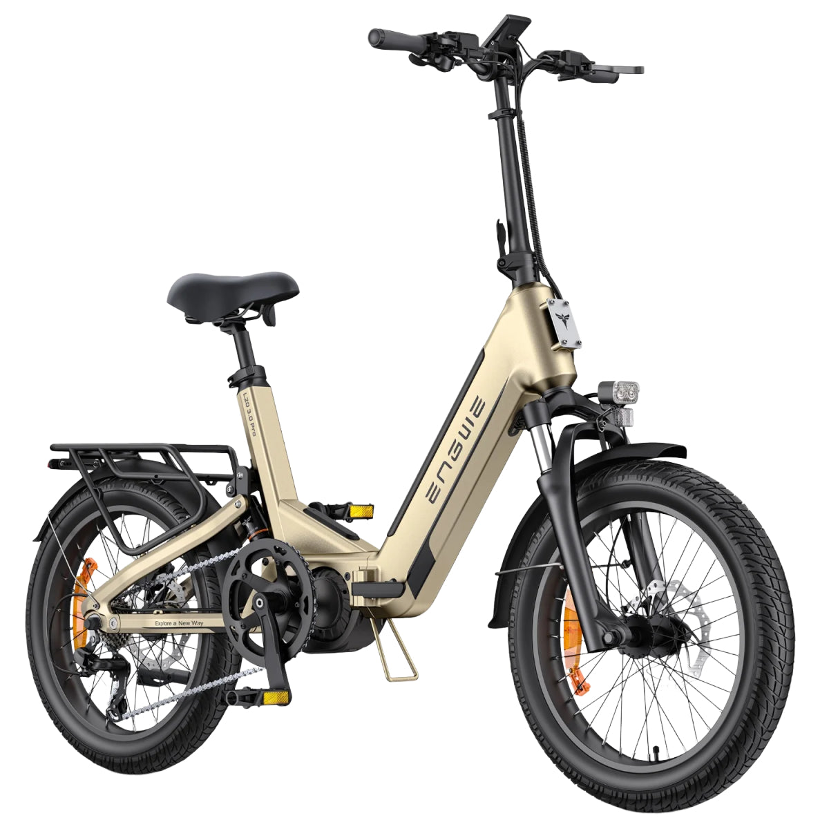 Bicicletta elettrica dorata, pneumatici neri, faro anteriore, con portapacchi, su sfondo bianco.