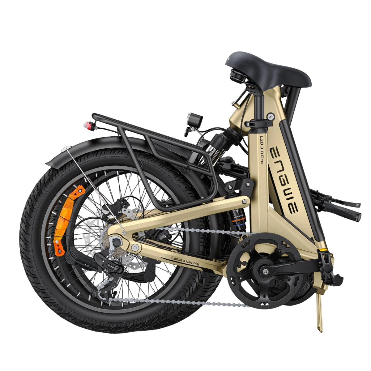 Bicicletta elettrica pieghevole dorata, piegata. Pneumatici neri, con portapacchi, su sfondo bianco.