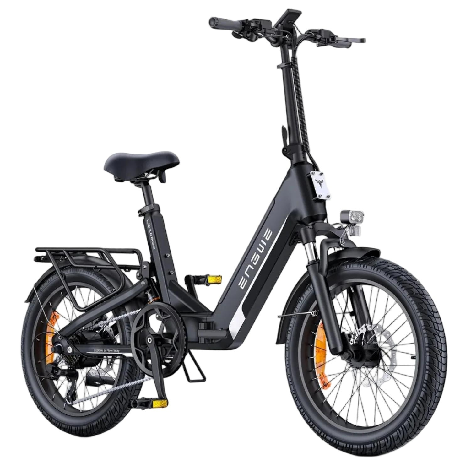 Bicicleta eléctrica plegable negra sobre blanco. La bicicleta tiene neumáticos negros y un asiento negro.