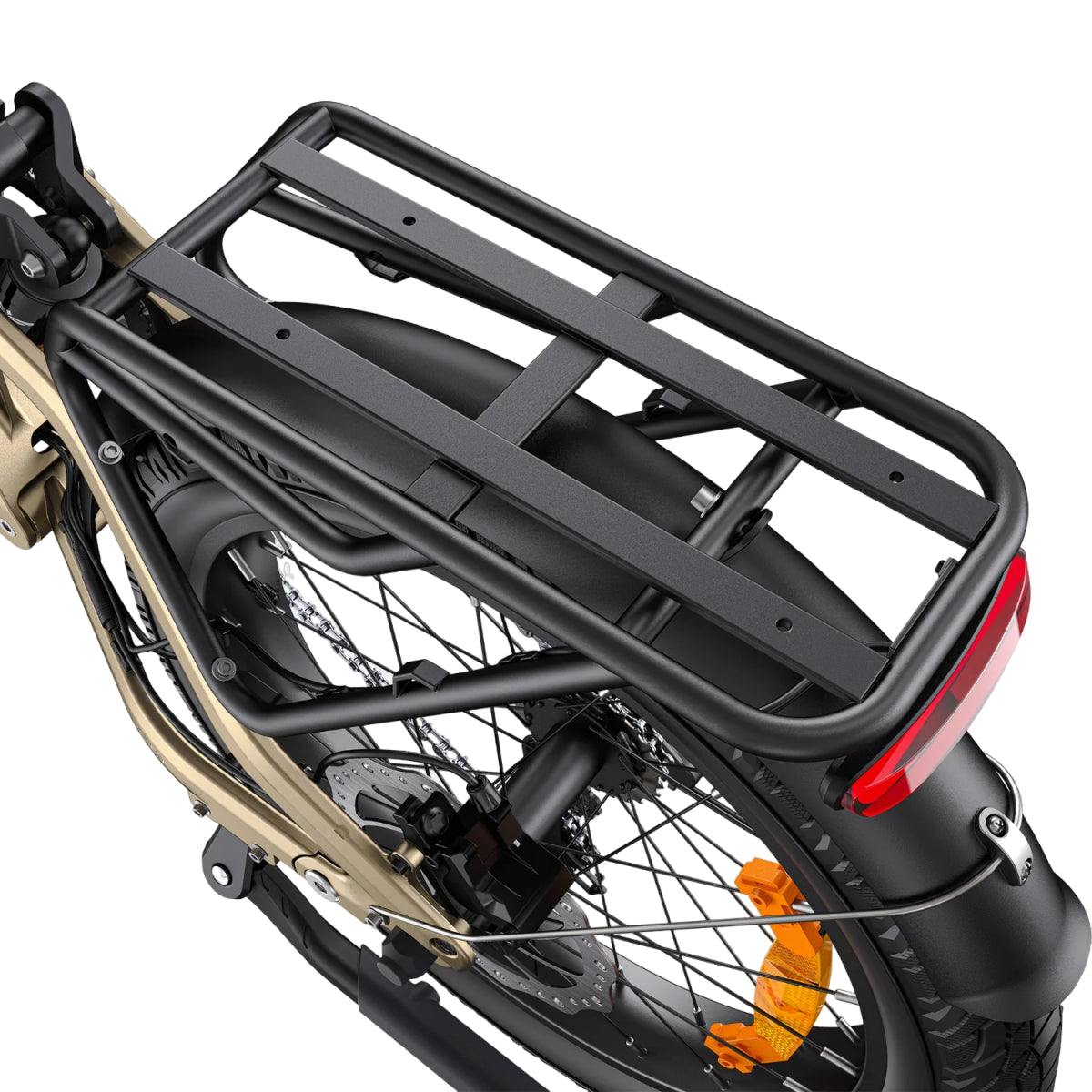 Ein schwarzer Gepäckträger ist an einem beigen E-Bike mit rotem Rücklicht befestigt.
