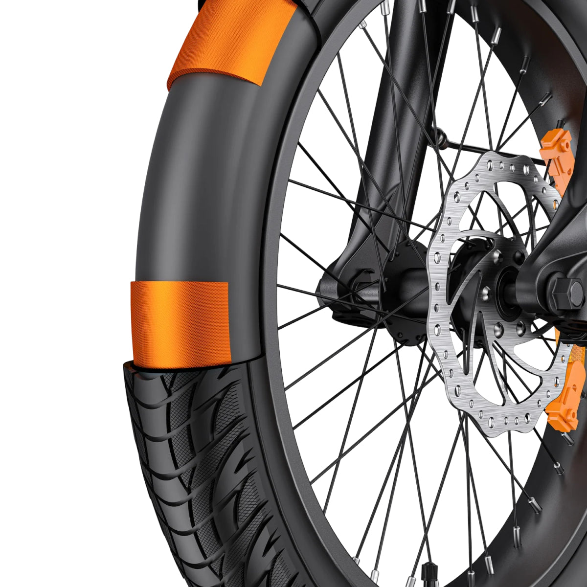 Nahaufnahme eines Fahrradrads mit schwarzem Reifen und orangefarbenen Akzenten. Der Reifen hat ein strukturiertes Profil.