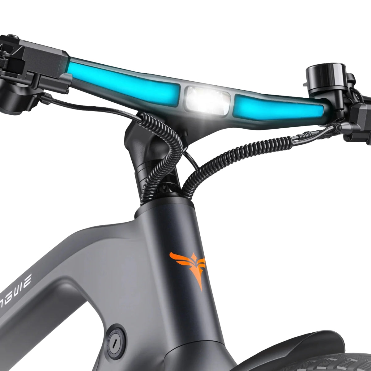 Primer plano del manillar, luces y logo de una bicicleta eléctrica negra.
