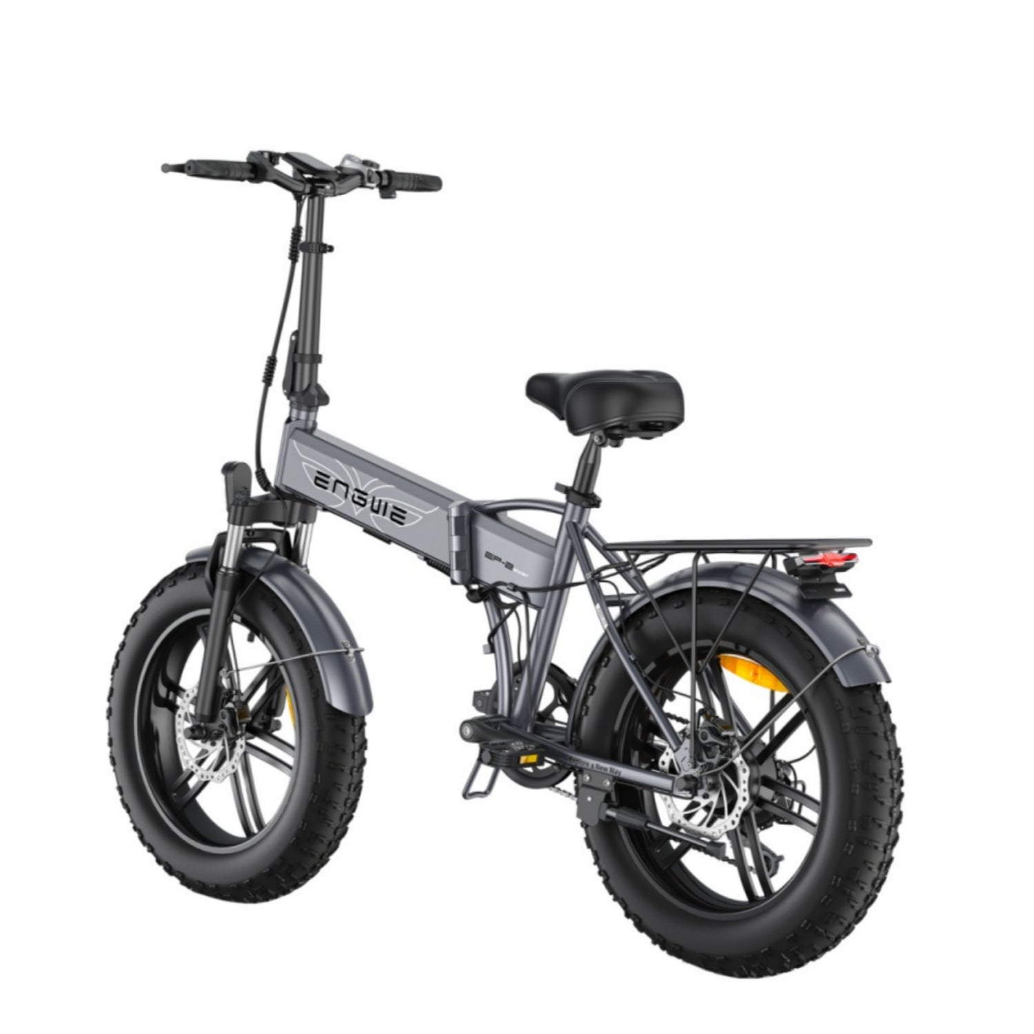 Bicicleta eléctrica plegable gris sobre fondo blanco. La bicicleta tiene neumáticos negros y un asiento negro.