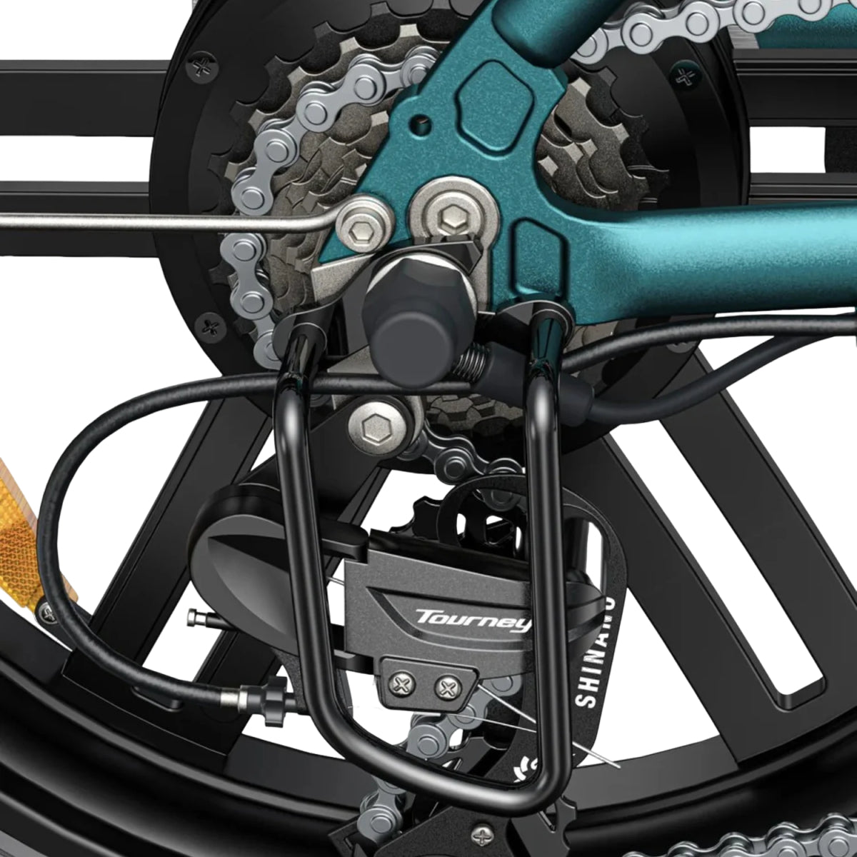 Primer plano del sistema de engranajes turquesa de una bicicleta, rueda negra y cadena.