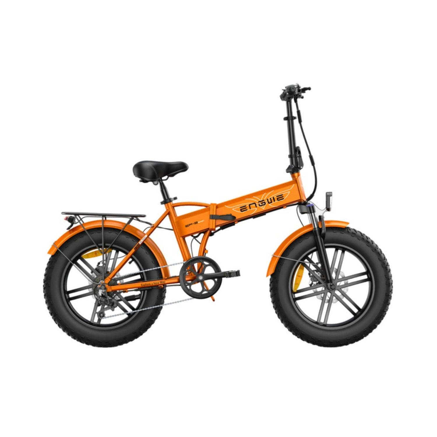 Orangefarbenes ENGWE Elektrofahrrad mit schwarzen Reifen. Es hat einen Gepäckträger und einen Scheinwerfer.