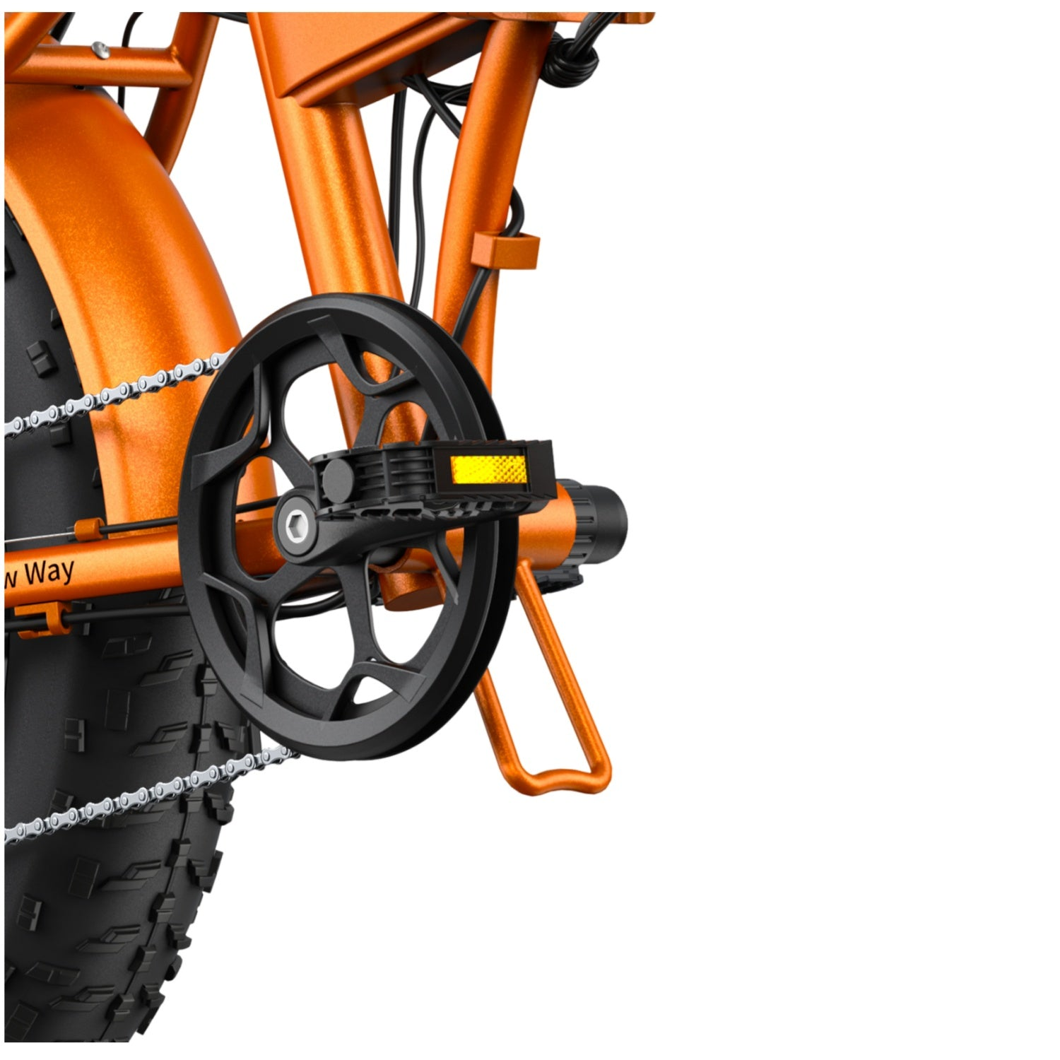 Nahaufnahme des Hinterrads, Pedals und der Kette eines orangefarbenen Fahrrads. Weißer Hintergrund.