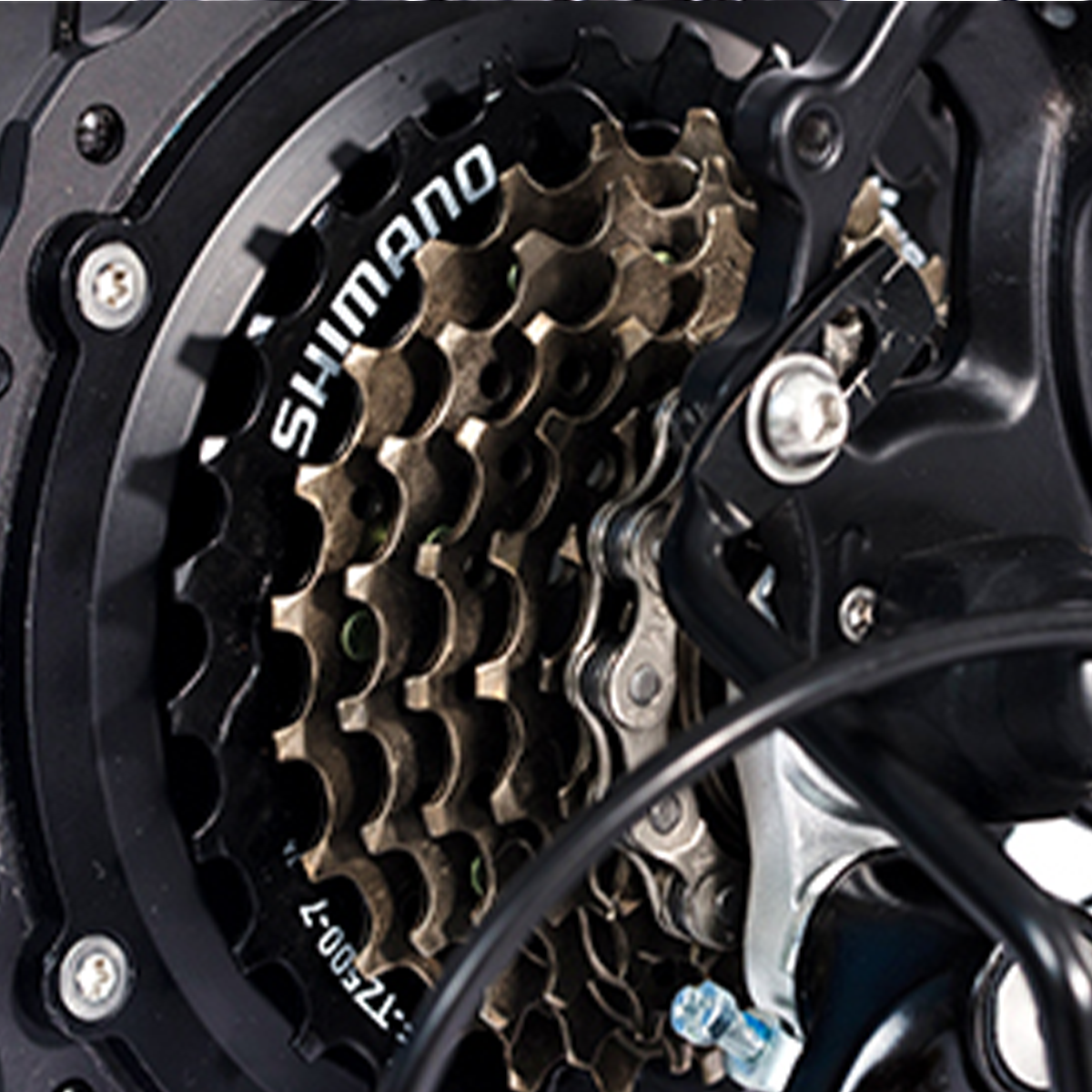 Nahaufnahme des Shimano-Getriebes eines Fahrrads mit mehreren Gängen.