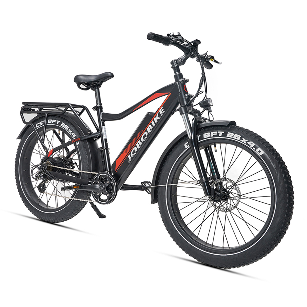 Ein schwarz-rotes Fatbike, von einem niedrigen Winkel betrachtet, weißer Hintergrund.
