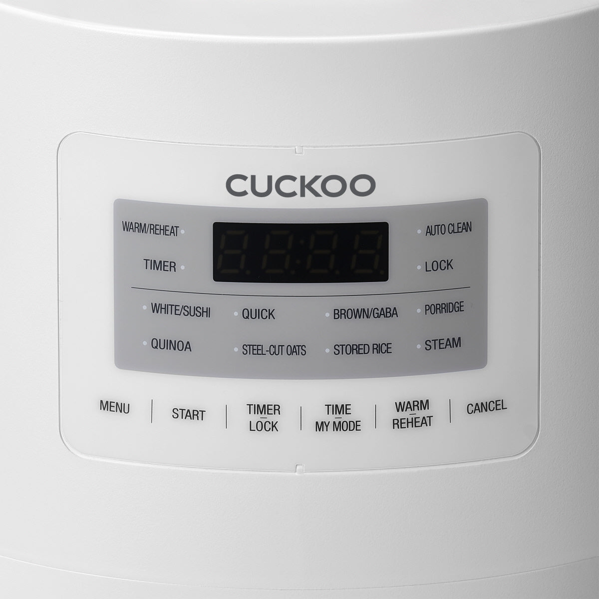 Primo piano del pannello di controllo di una cuociriso Cuckoo, che mostra il display con timer, modalità e varie opzioni.