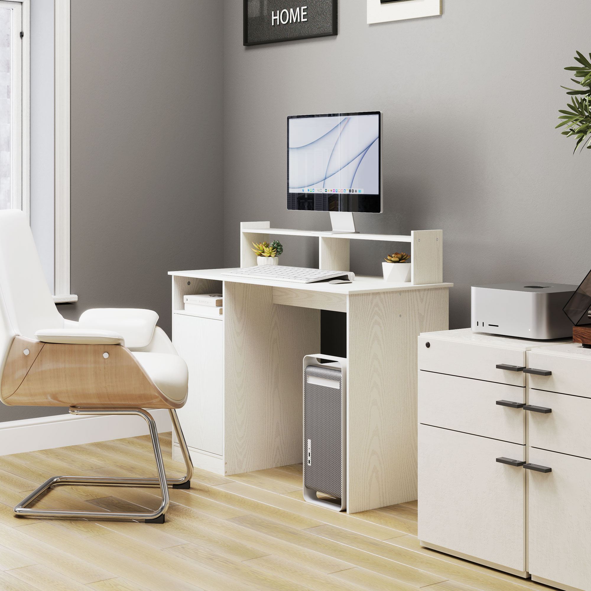 Escritorio de ordenador blanco con monitor, PC y accesorios en una habitación.