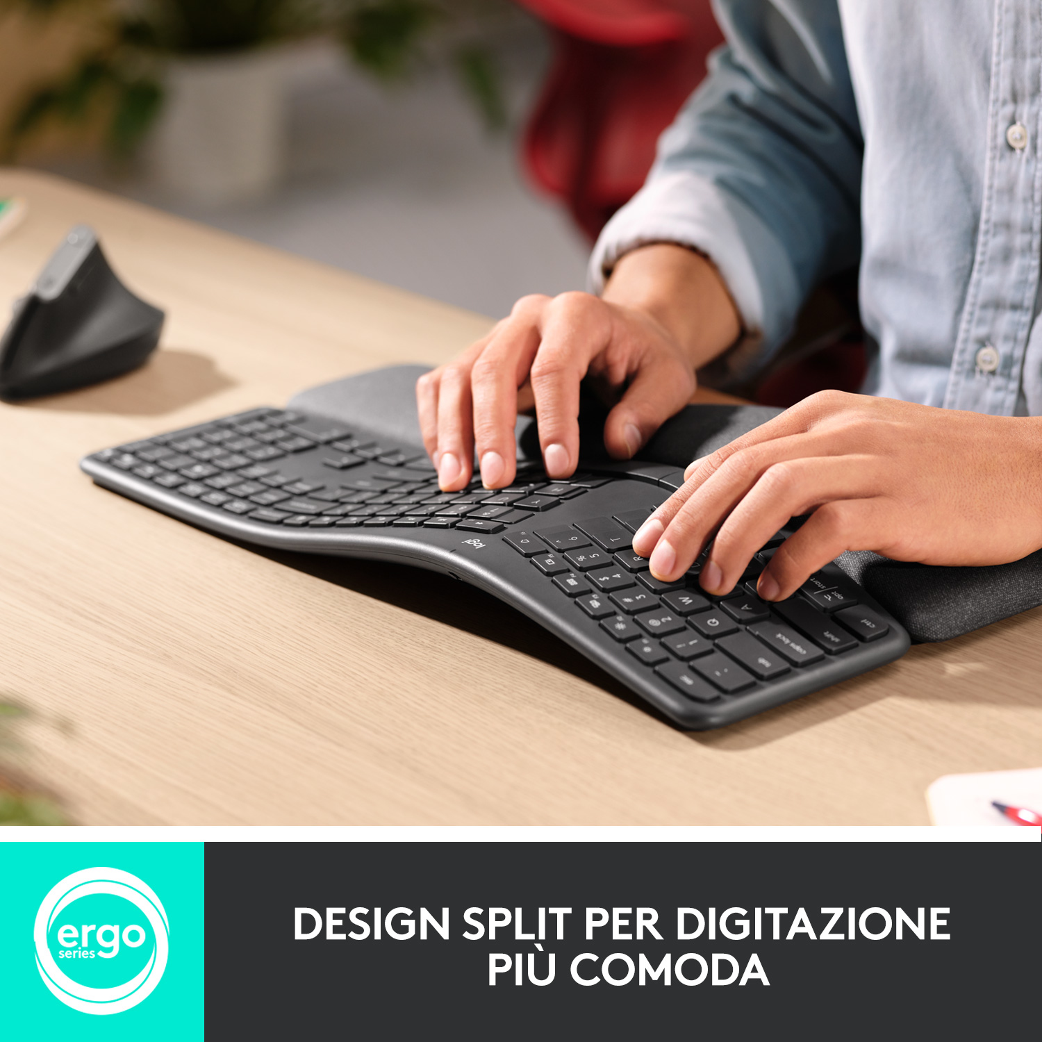 Osoba pisząca na czarnej ergonomicznej klawiaturze na jasnym drewnianym biurku.
