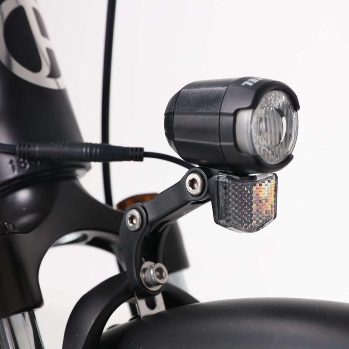 Zbliżenie reflektora i odblasku roweru na białym tle.