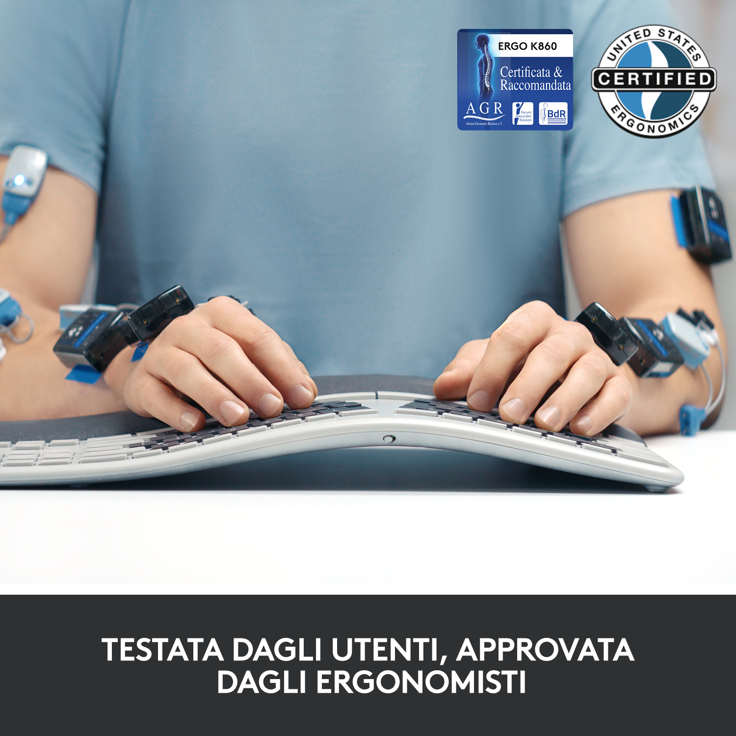 Dłonie piszące na klawiaturze. Pokazano odznakę z napisem 'ERGONOMICS'.