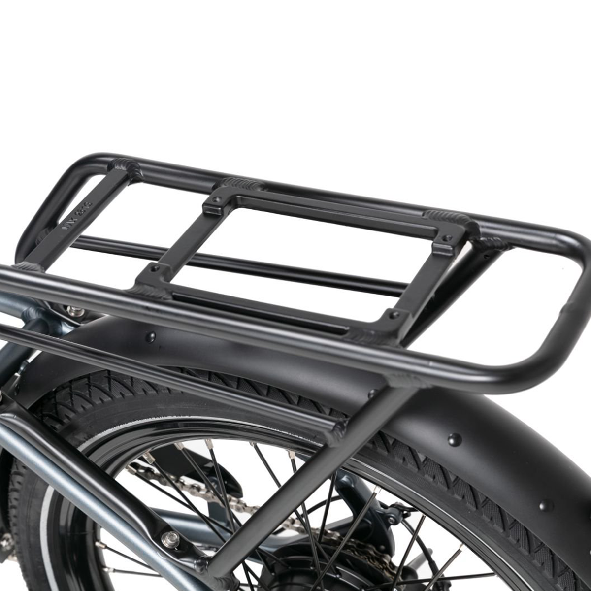 Zbliżenie czarnego bagażnika rowerowego na niebieskim rowerze elektrycznym, pokazujące ramę i tylną oponę.