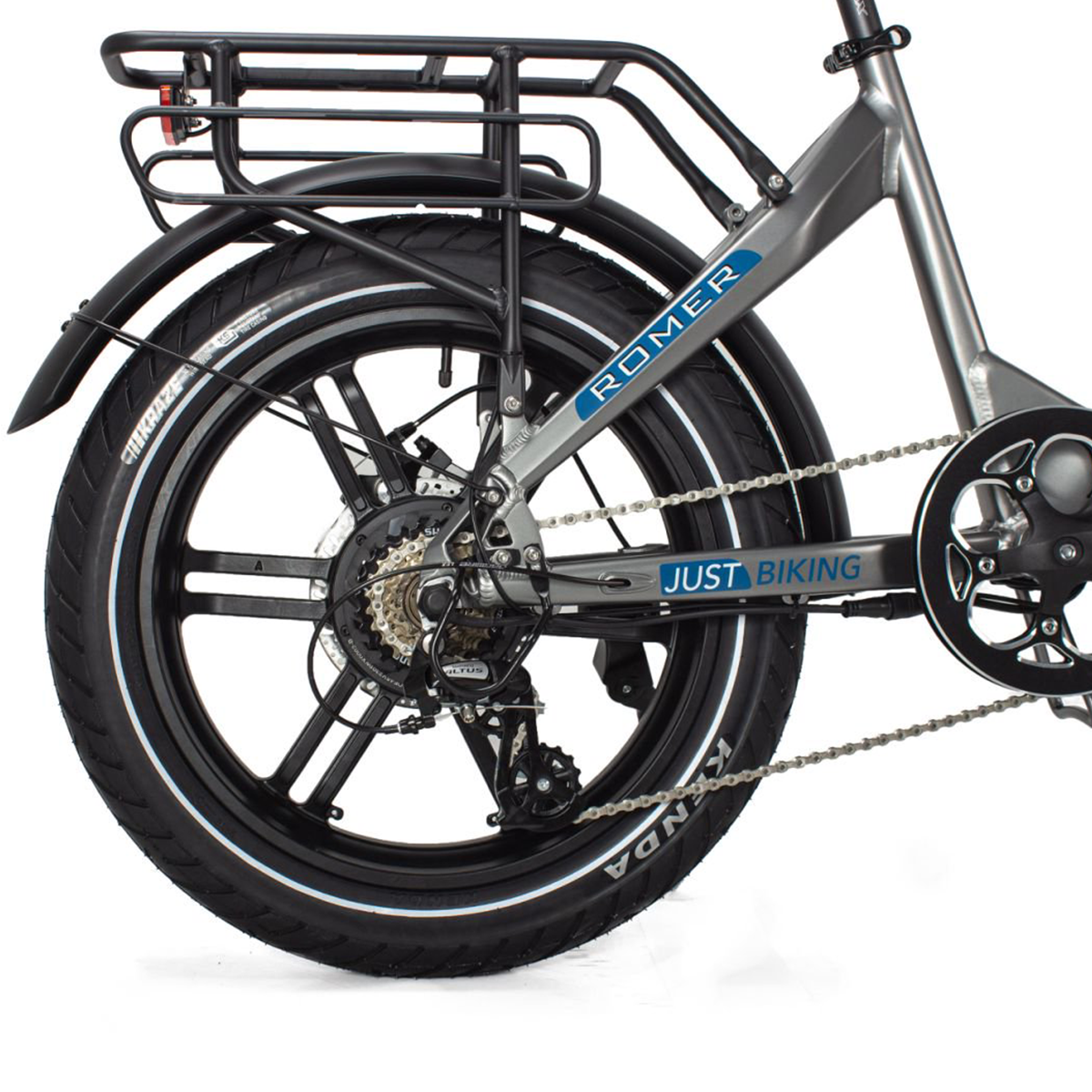 Zbliżenie tylnego koła szarego roweru elektrycznego ze słowem "ROMER" na oponie.