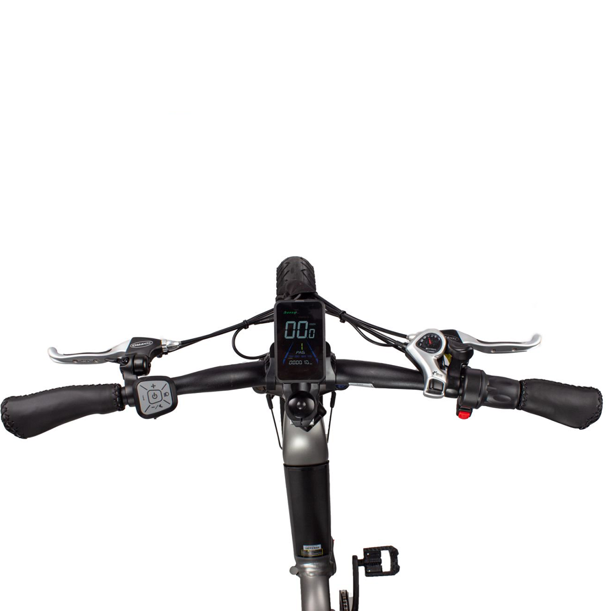 Zbliżenie kierownicy roweru elektrycznego z wyświetlaczem, czarnymi uchwytami i dźwigniami.