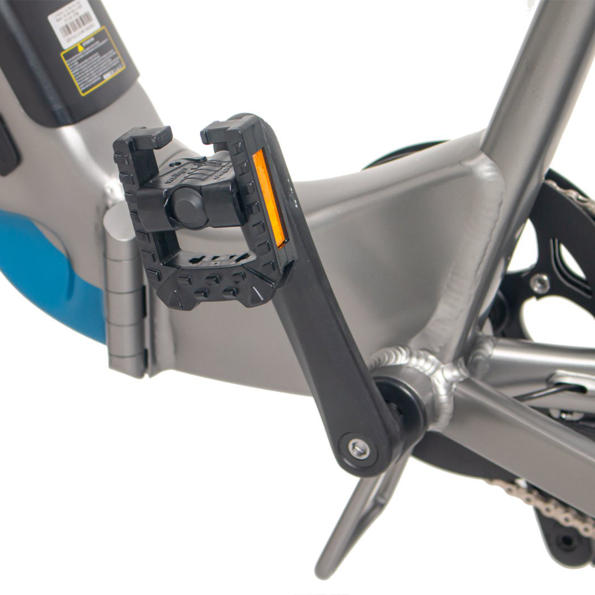 Zbliżenie czarnego pedału na szarym rowerze elektrycznym.