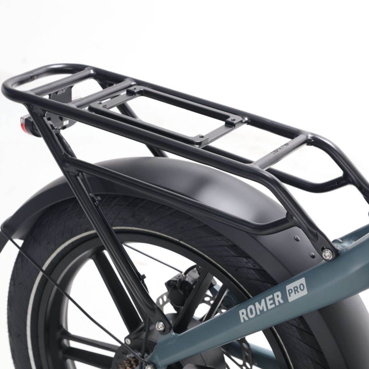 Bagażnik tylny ze światłem tylnym w szarym rowerze elektrycznym.