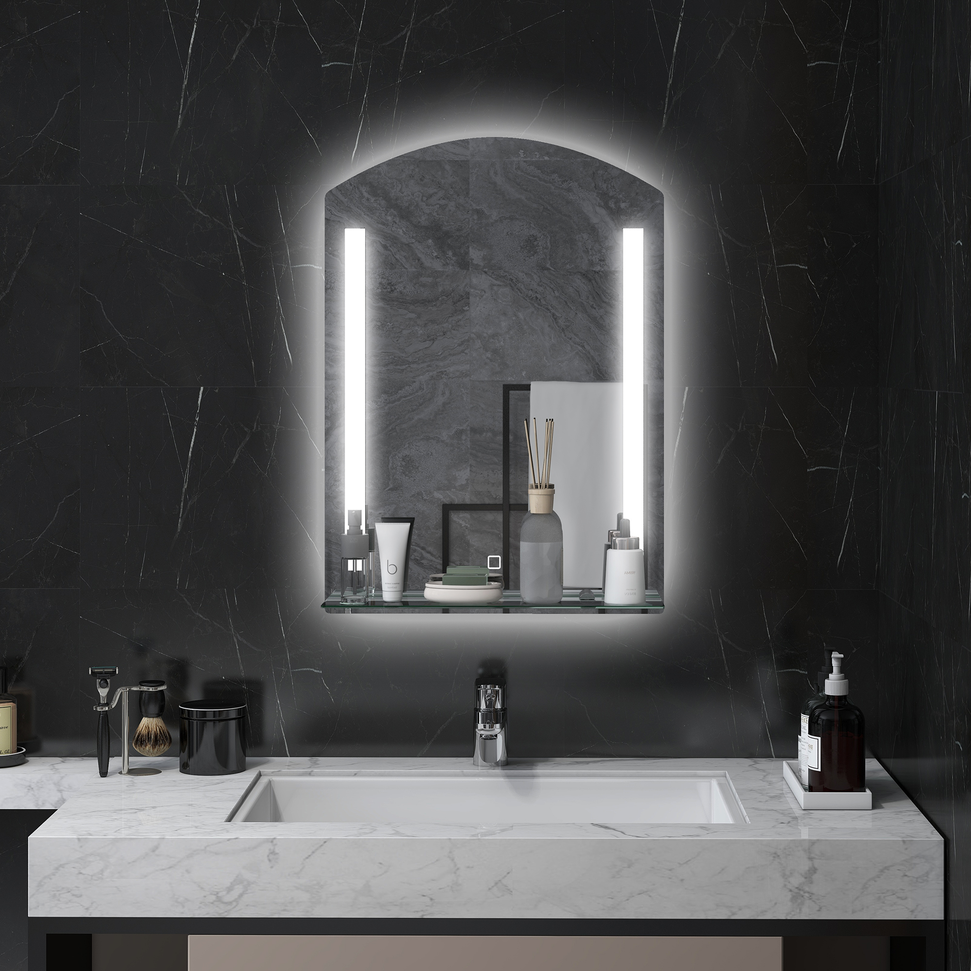 Un espejo iluminado sobre un lavabo. Artículos como tubos, frascos y una pastilla de jabón están en el estante. Pared de mármol negro.