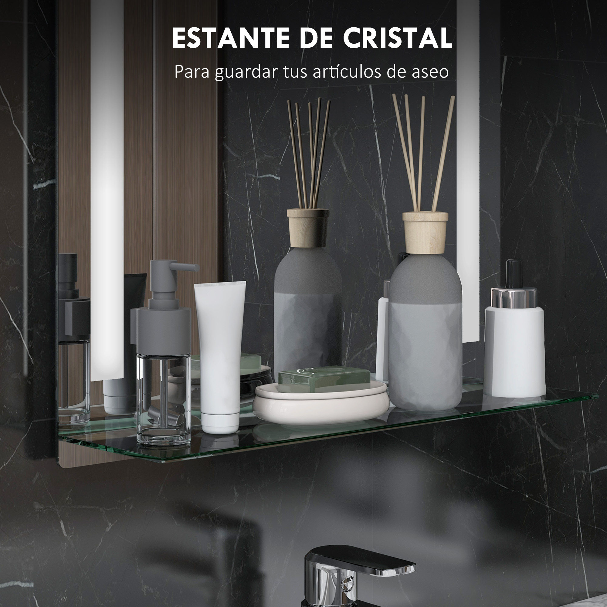 Una estantería de cristal con una variedad de artículos esenciales para el baño en una pared de mármol negro, bajo el texto "Estante de Cristal".