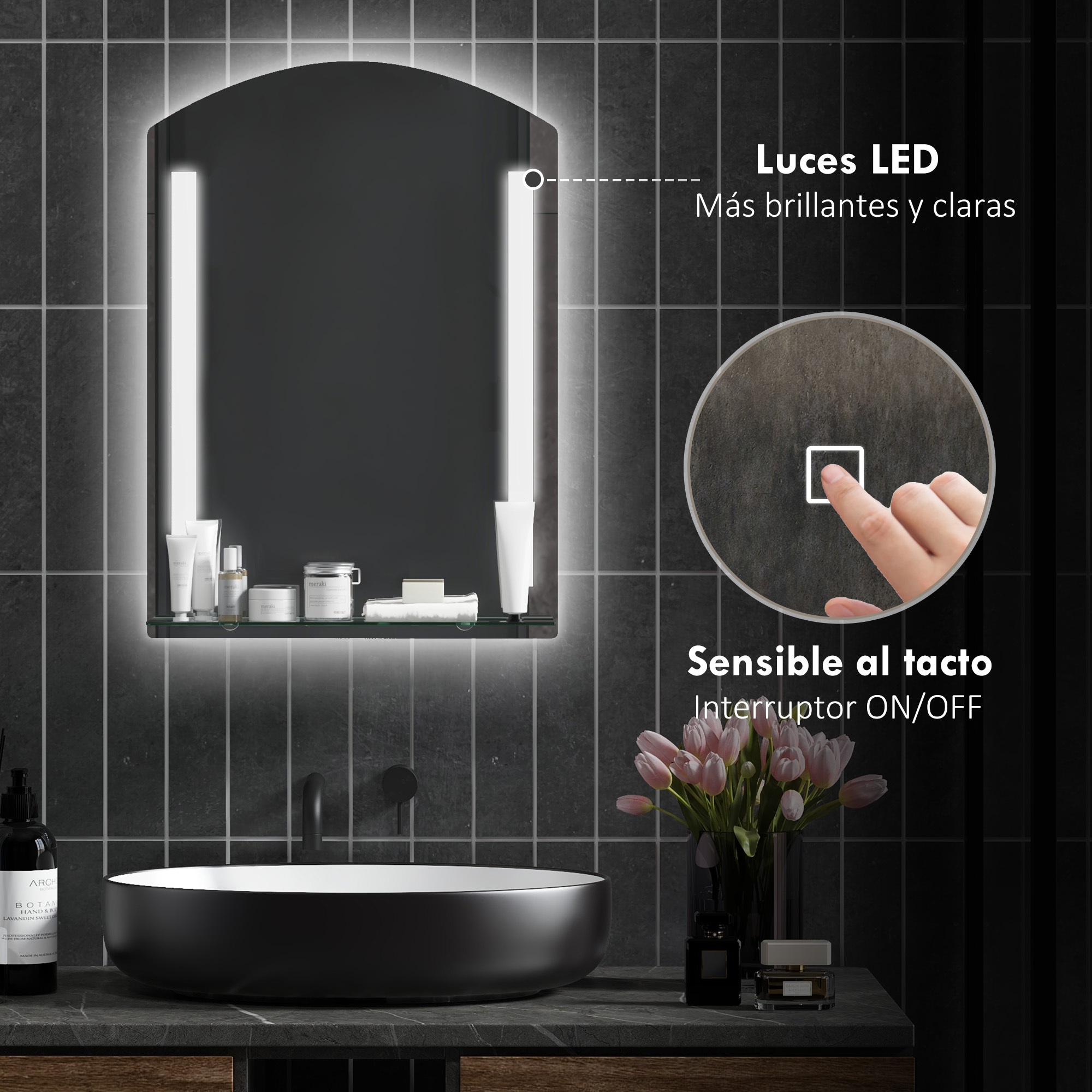 Baño con espejo LED. Un lavabo con artículos de tocador y un jarrón de flores se encuentra en primer plano.