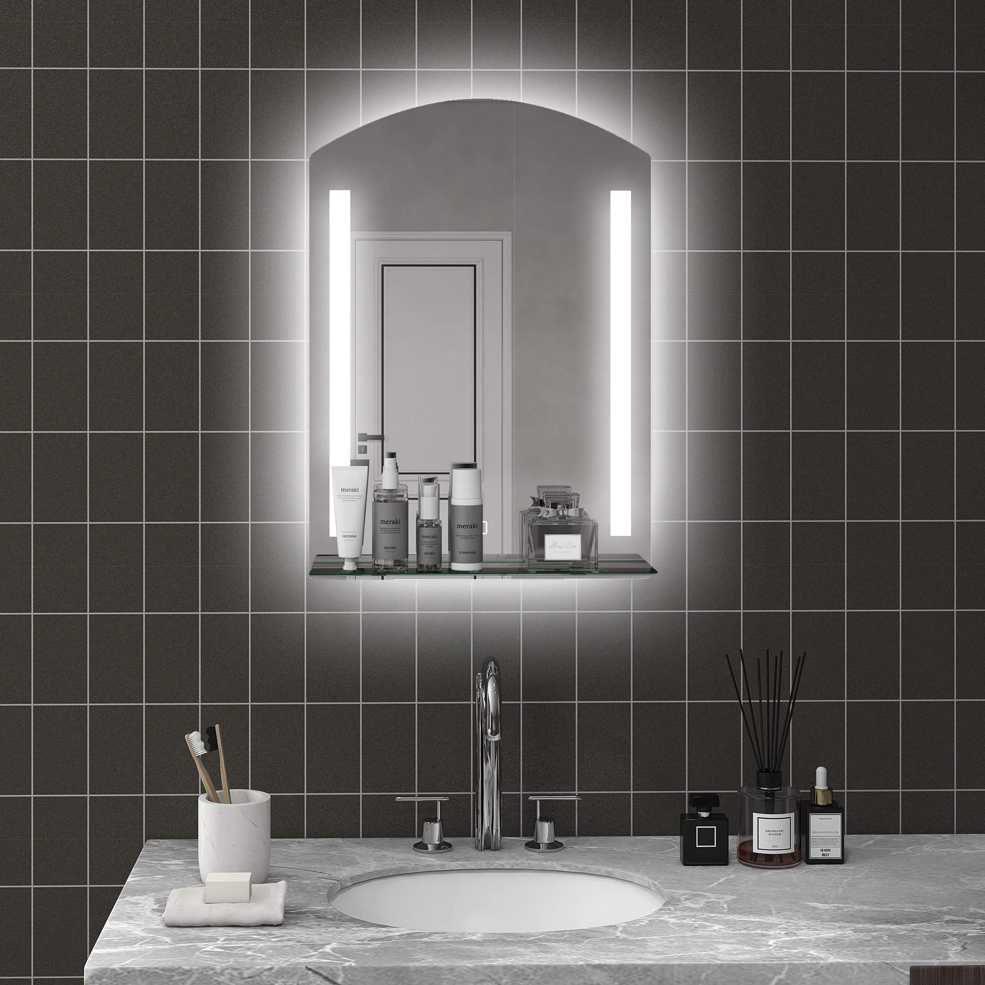 Baño con espejo LED iluminado. Un lavabo, artículos de tocador y decoración están en la encimera.