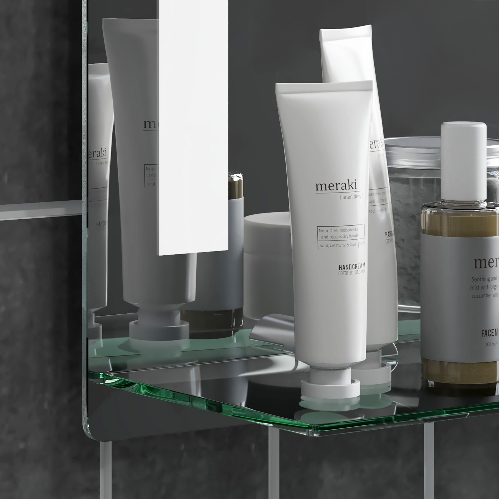 Varios productos cosméticos en un estante de vidrio, primer plano.