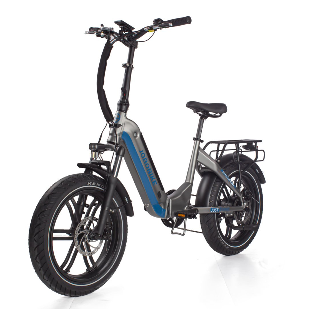 Rower elektryczny, srebrna rama z niebieskimi akcentami, czarne opony i bagażnik.