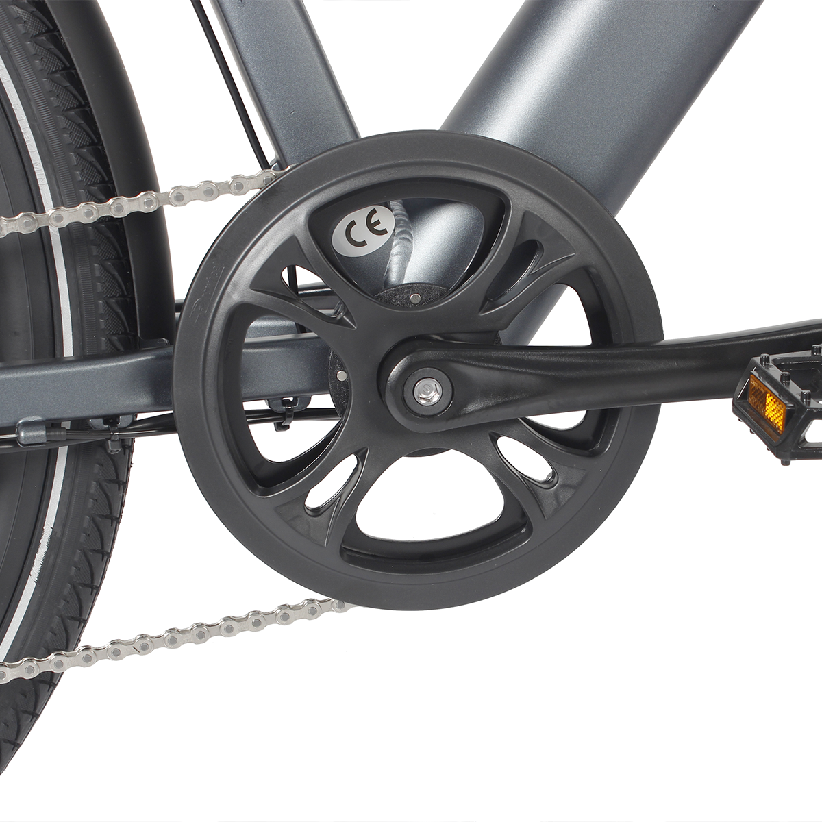 Zbliżenie czarnej tarczy łańcuchowej i pedałów roweru.